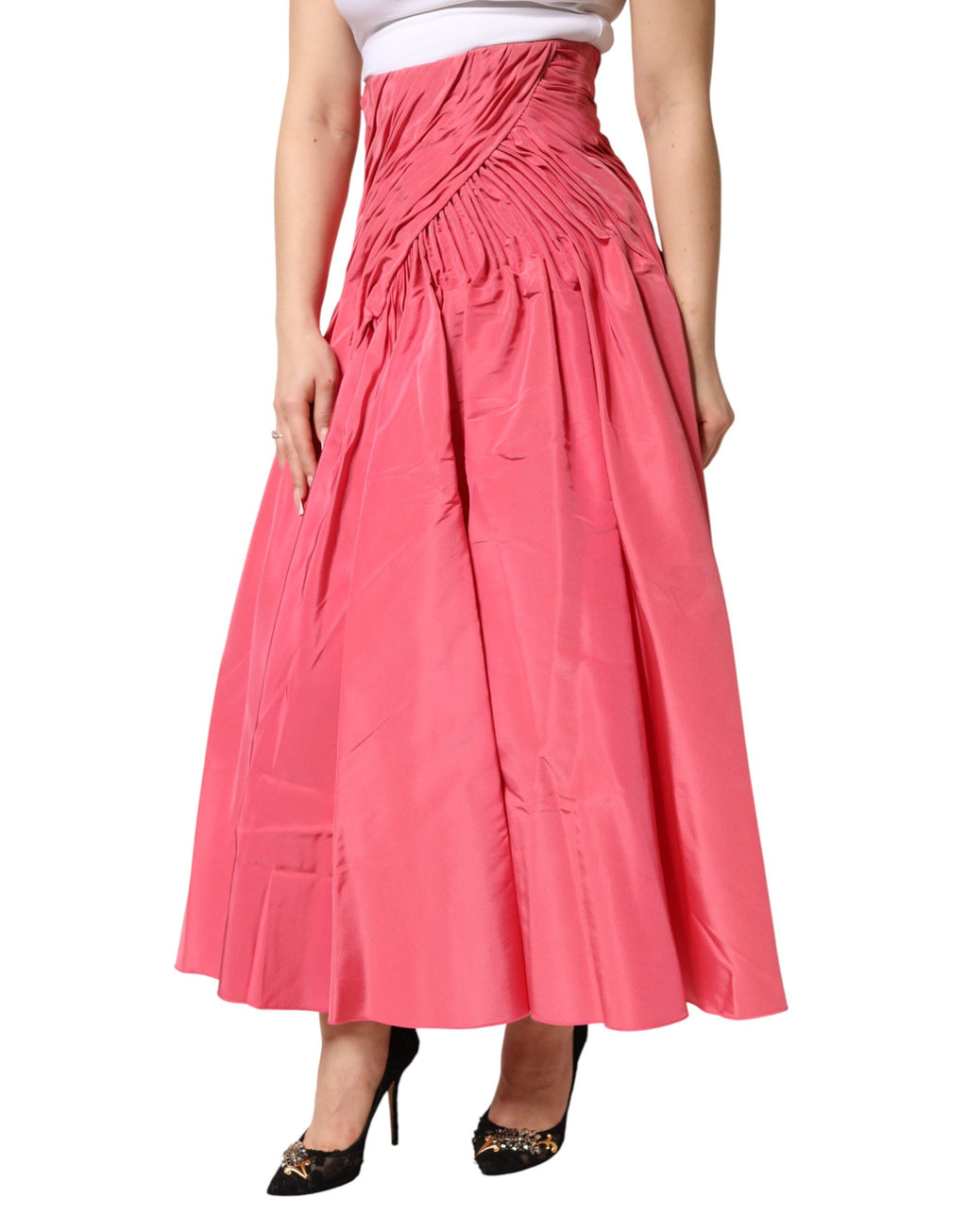 Jupe midi plissée en soie rose de Dolce & Gabbana, taille haute, élégante et fluide, visible en détail sur l'image.