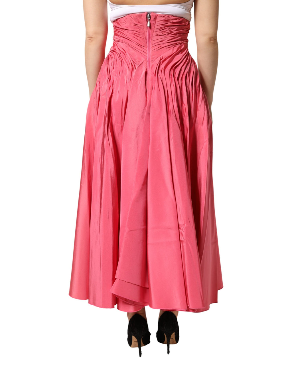Jupe midi plissée en soie rose de haute taille de Dolce & Gabbana, vue de face sur un fond neutre.