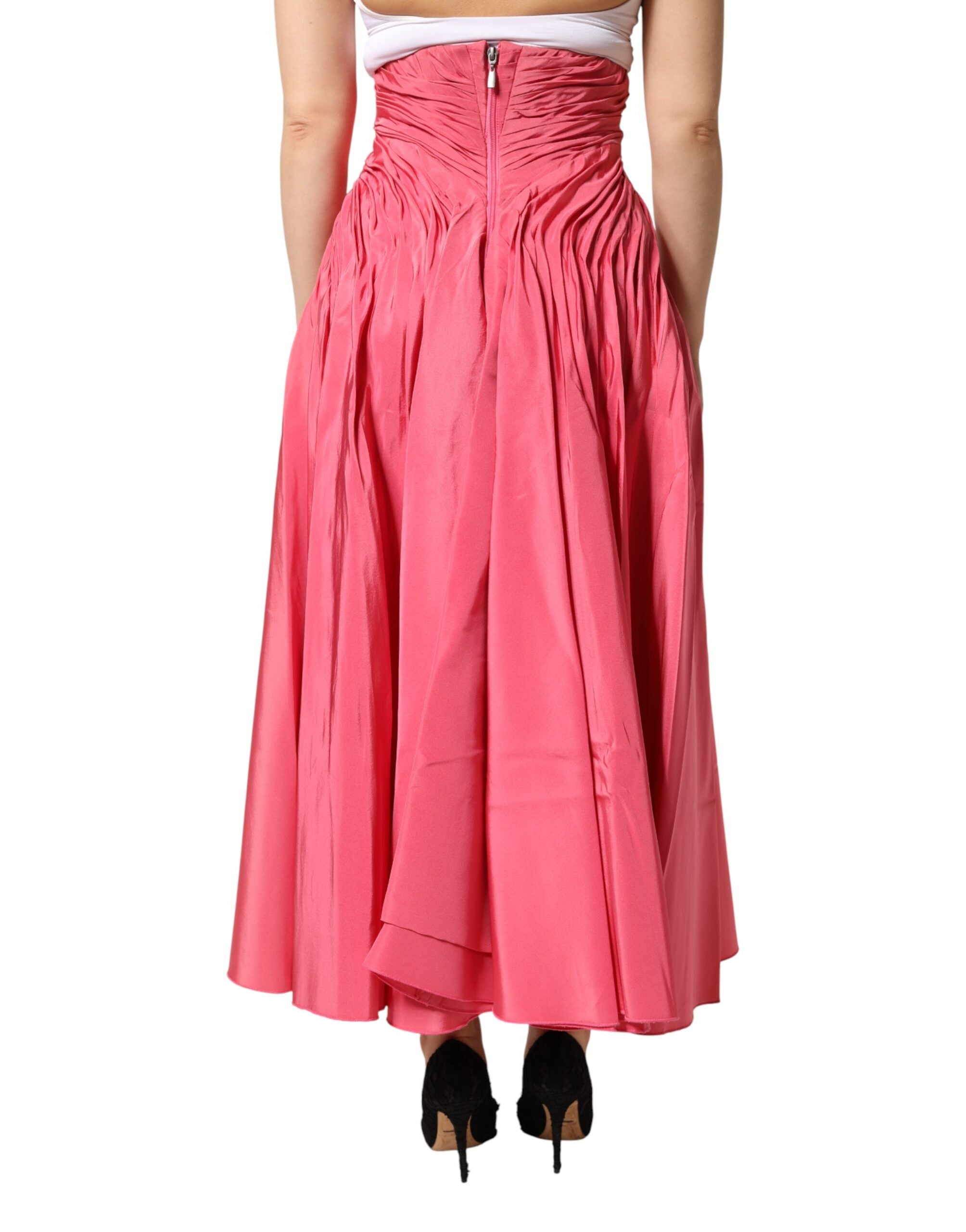 Jupe midi plissée en soie rose de haute taille de Dolce & Gabbana, vue de face sur un fond neutre.