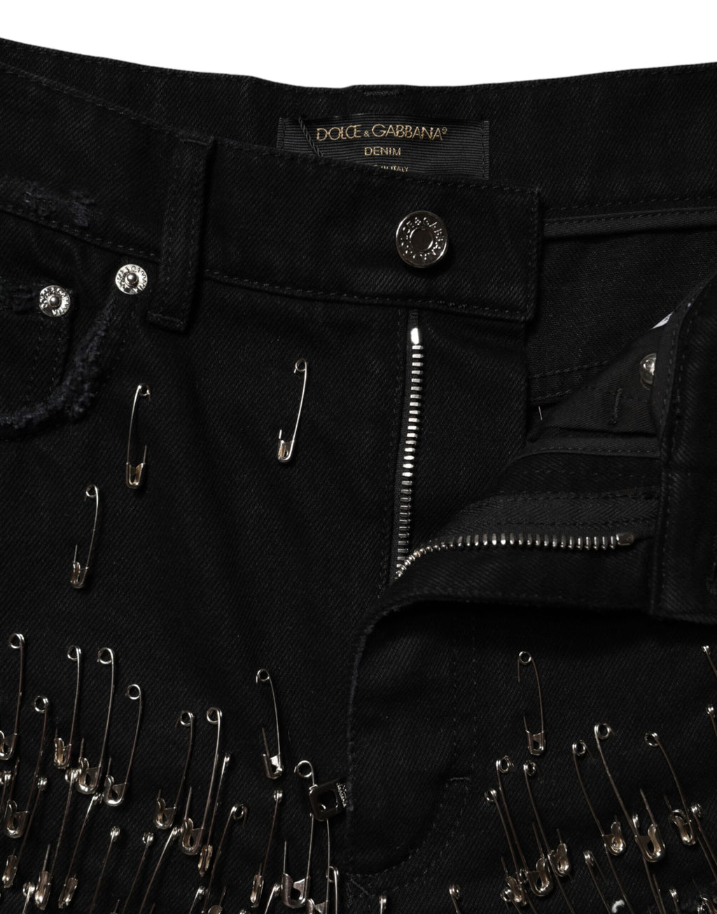 Shorts en denim coton noir Dolce & Gabbana, pantalon court à la mode avec pin's, vue de face.