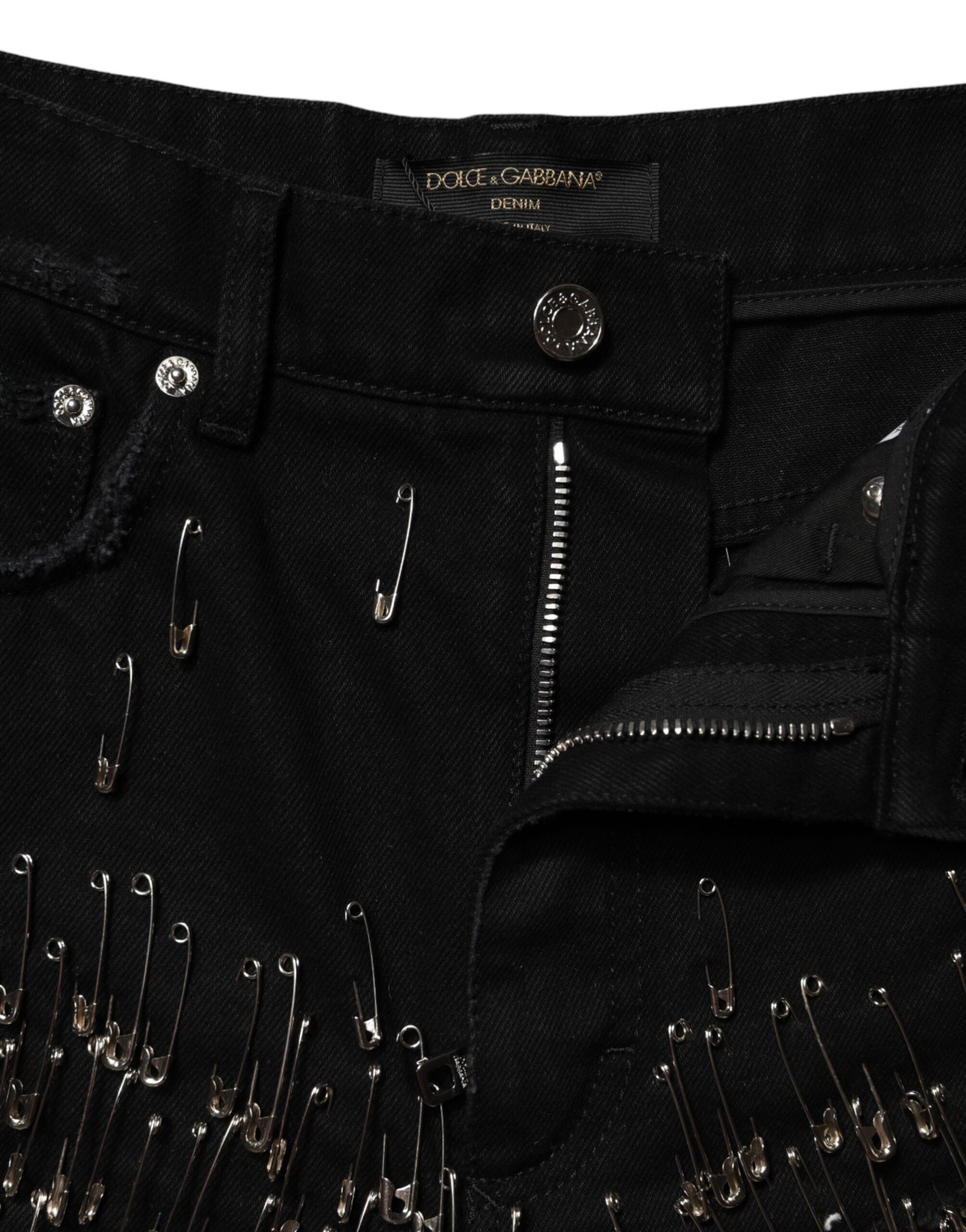 Shorts en denim coton noir Dolce & Gabbana, pantalon court à la mode avec pin's, vue de face.