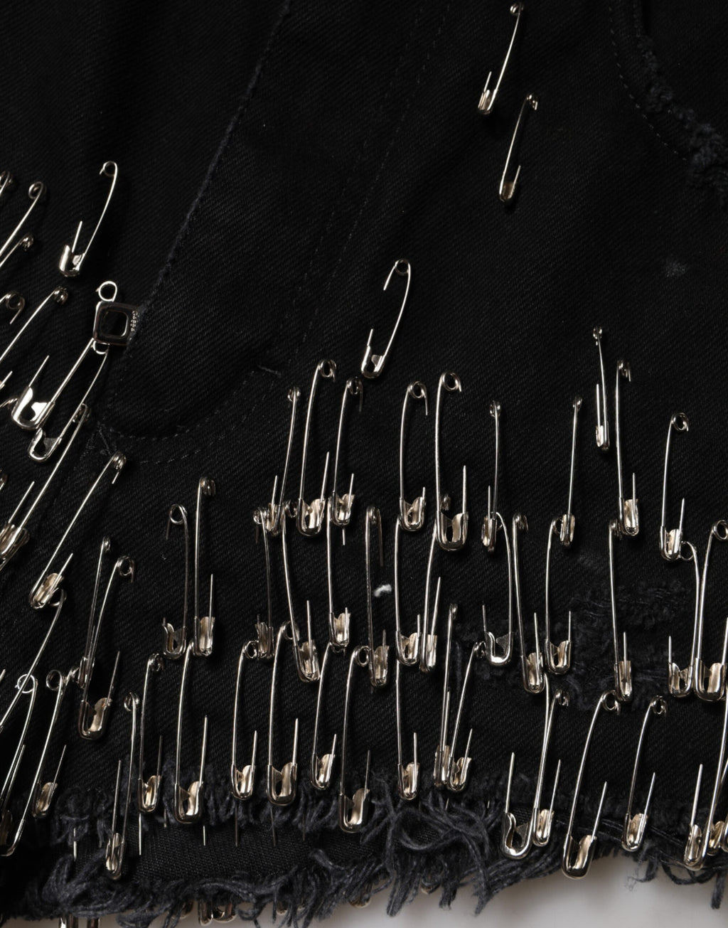 Shorts en denim noir Dolce & Gabbana, coton épais, style court, avec détails tendance, parfaits pour un look chic et décontracté.