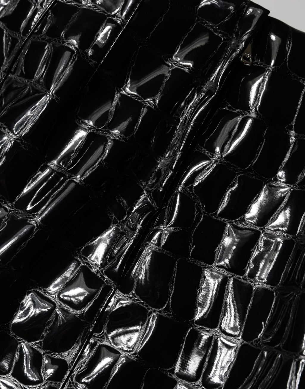 Jupe midi noire en faux-cuir crocodile de marque Dolce & Gabbana, taille mi-haute, élégante et tendance.