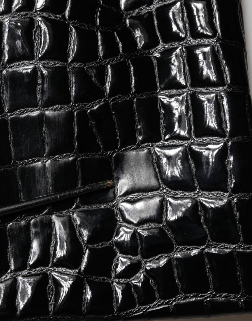 Jupe midi noire en cuir faux crocodile de Dolce & Gabbana, taille mi-haute, élégante et sophistiquée.