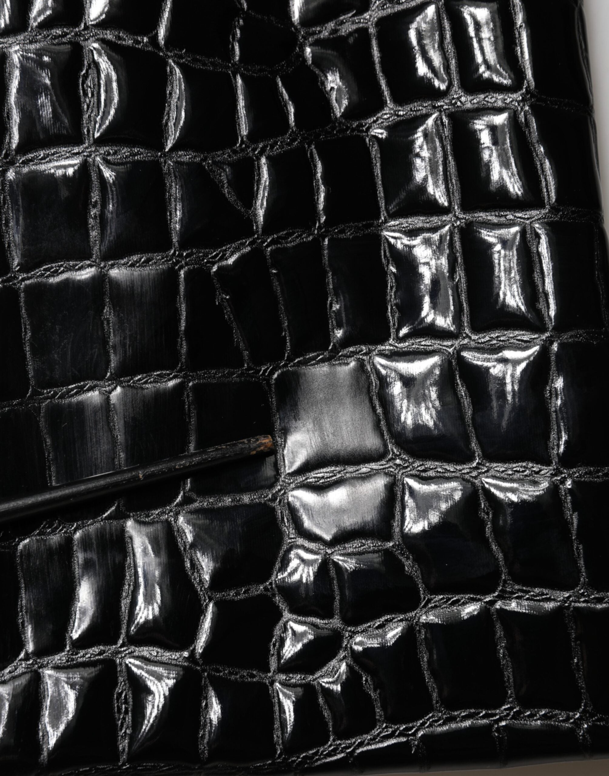 Jupe midi noire en cuir faux crocodile de Dolce & Gabbana, taille mi-haute, élégante et sophistiquée.
