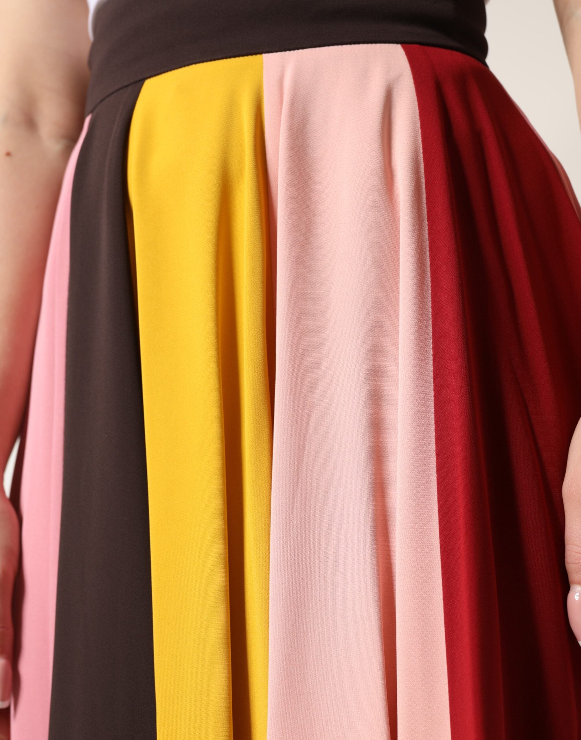 Jupe midi à taille haute en viscose multicolore de Dolce & Gabbana, style élégant et moderne.