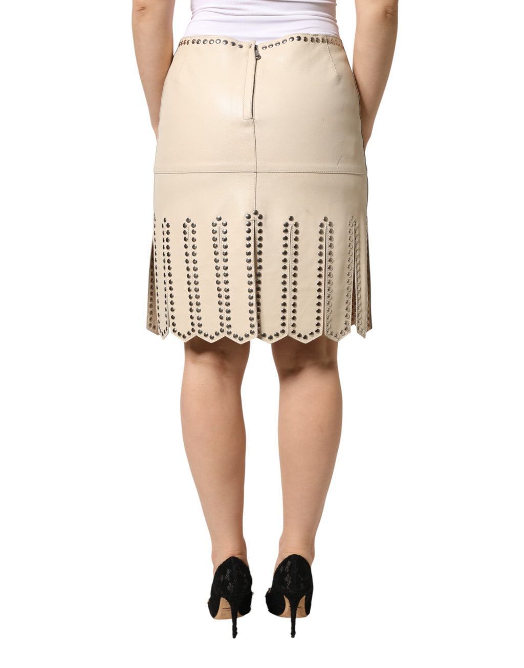 Jupe courte beige en cuir avec studs, taille moyenne, de la marque Dolce & Gabbana, vue de face.