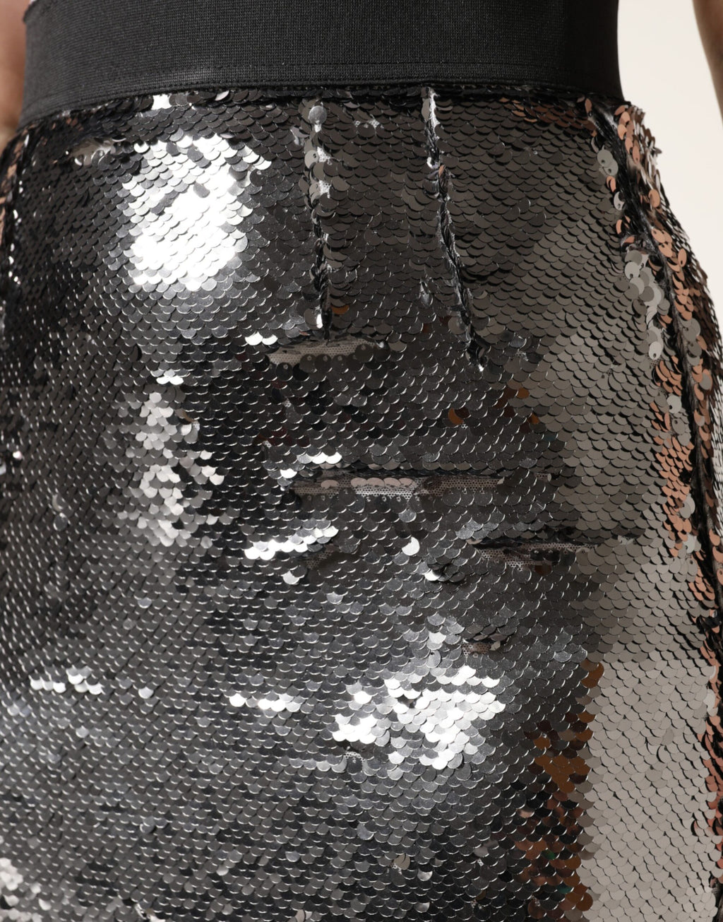 Jupe sirène gris métallique à sequins à taille haute de Dolce & Gabbana, élégante et brillante.