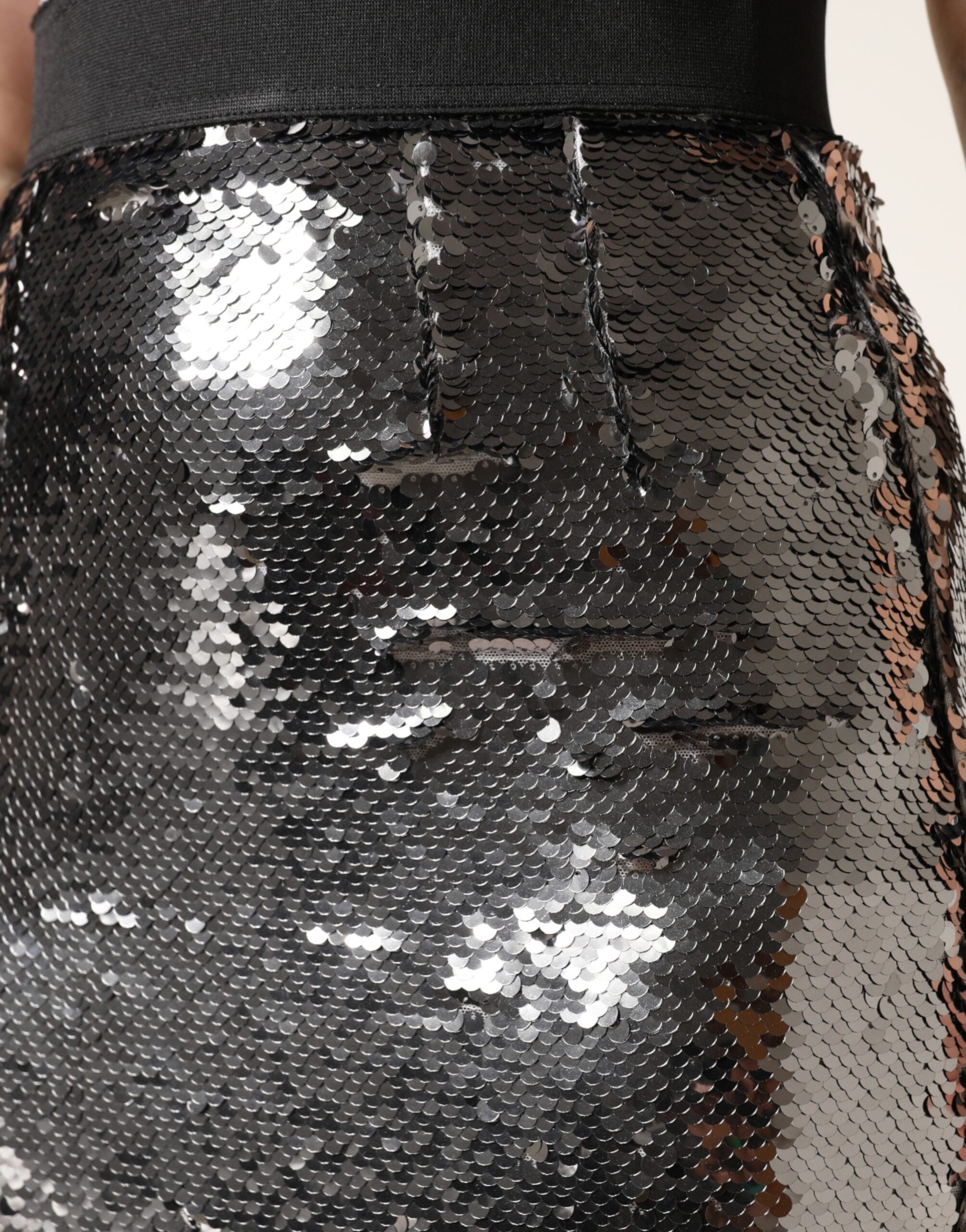 Jupe sirène gris métallique à sequins à taille haute de Dolce & Gabbana, élégante et brillante.