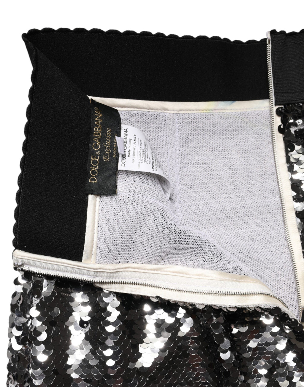 Jupe sirène gris métallisé en sequins de haute taille de Dolce & Gabbana, mise en valeur dans une image claire.