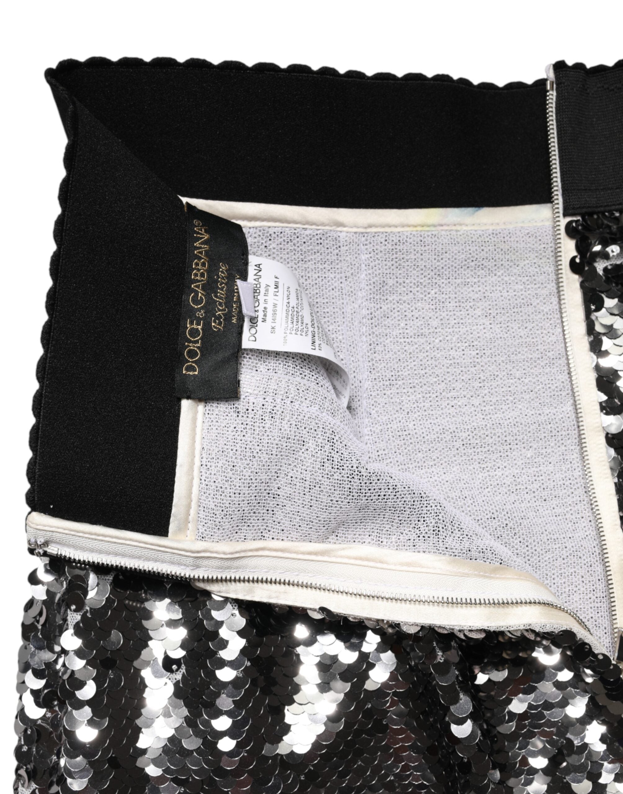 Jupe sirène gris métallisé en sequins de haute taille de Dolce & Gabbana, mise en valeur dans une image claire.