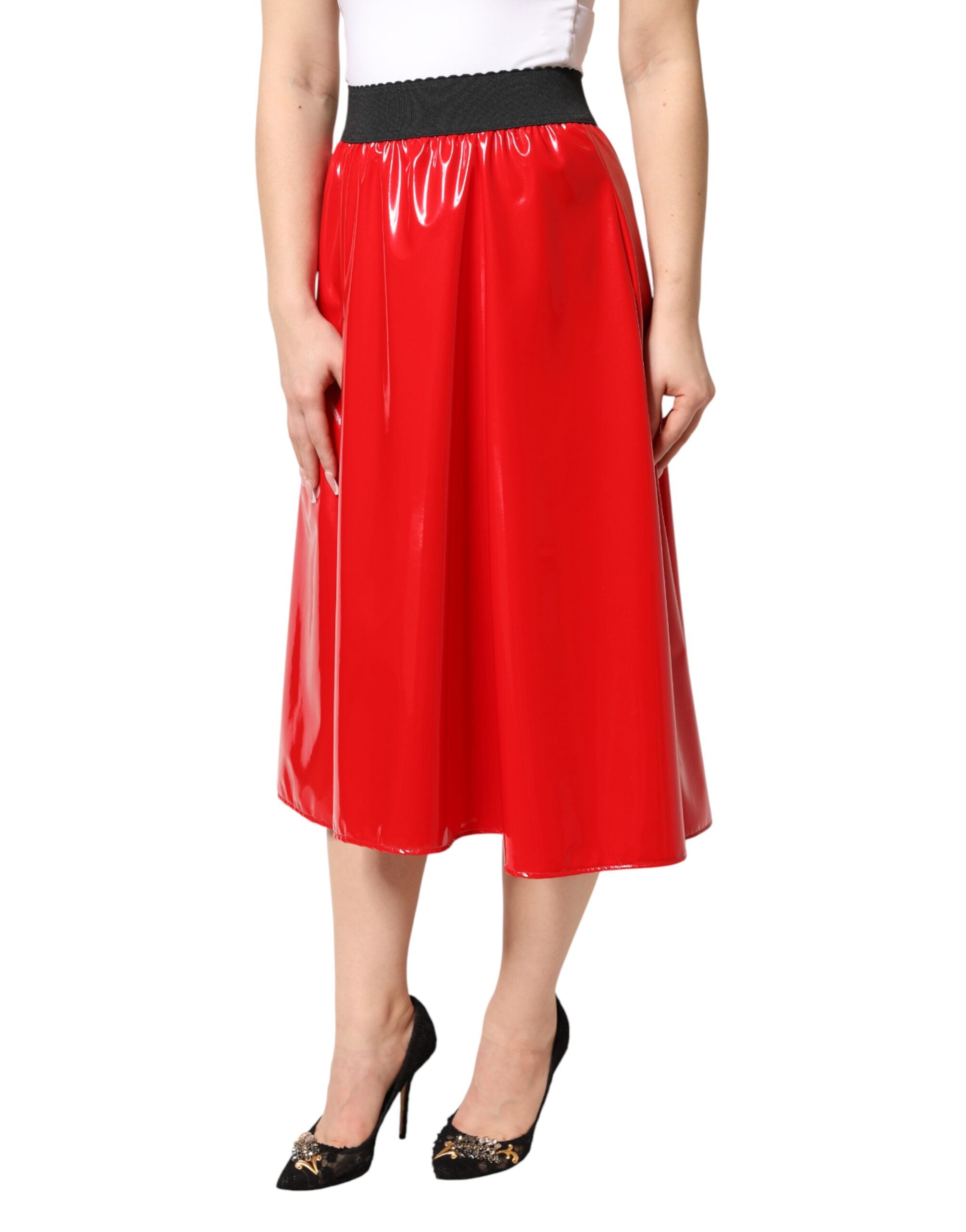 Jupe midi en polyester rouge brillant à taille haute de Dolce & Gabbana, mode élégante et sophistiquée.