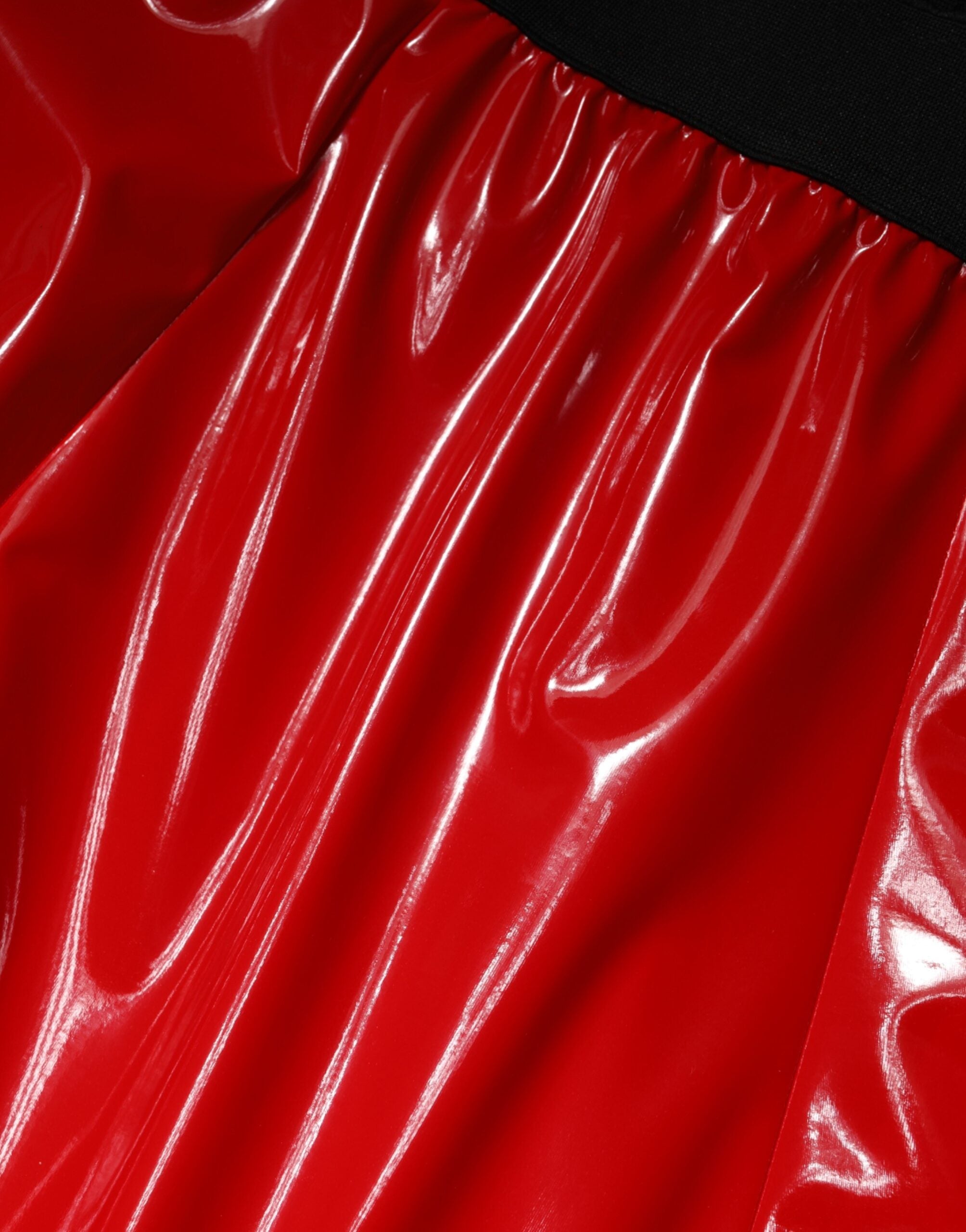Jupe midi en polyester rouge brillant à taille haute de Dolce & Gabbana, vue de face.