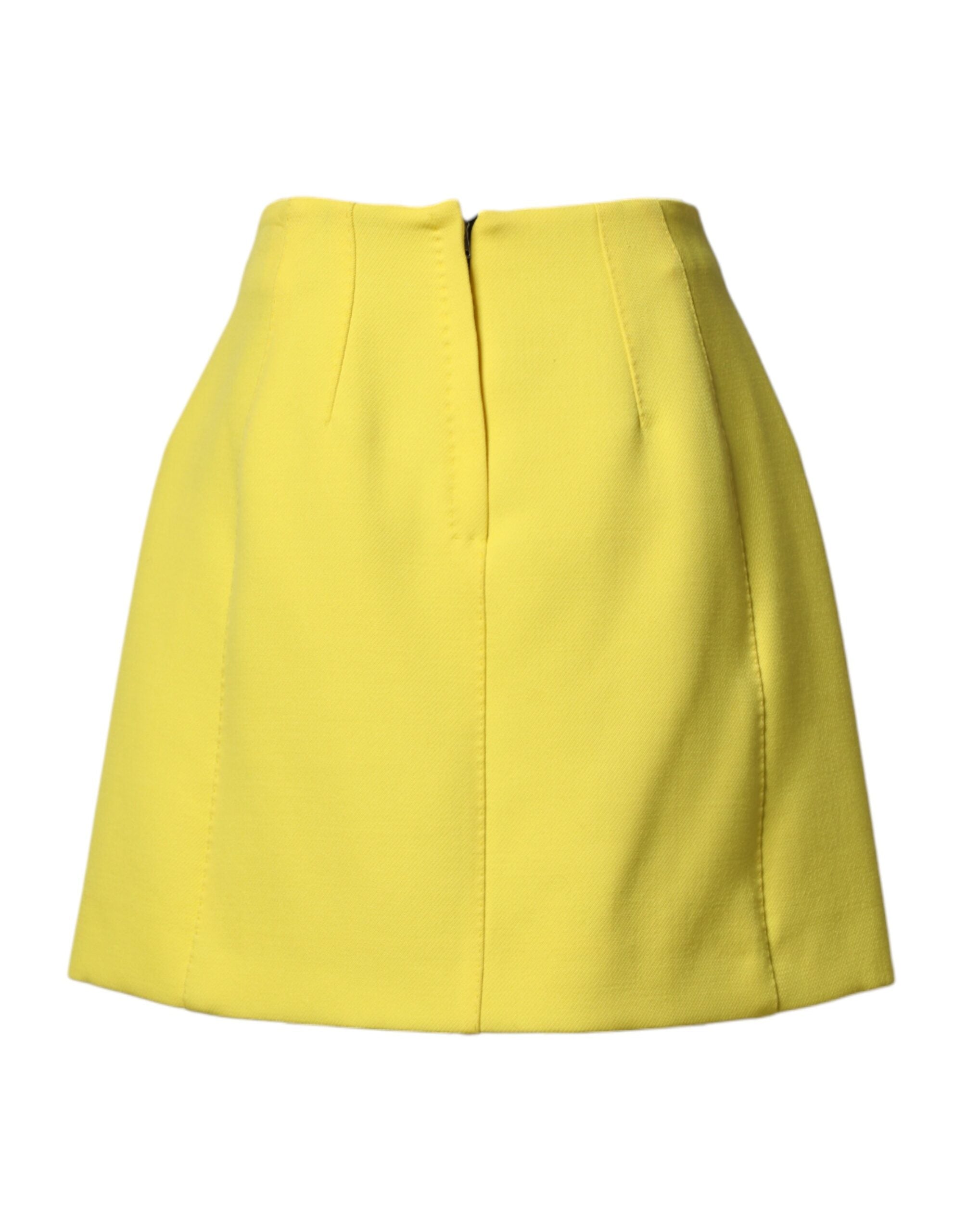 Jupe courte en laine jaune à boutons, taille haute, de la marque Dolce & Gabbana, vue de face.