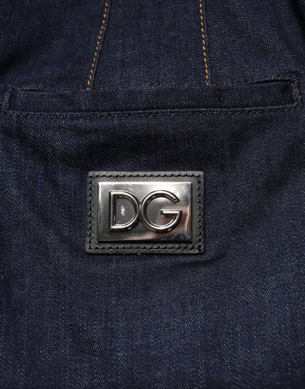 Jupe en jean mi-longue en coton bleu foncé de style évasé de Dolce & Gabbana, vue de face avec détails de couture visible.