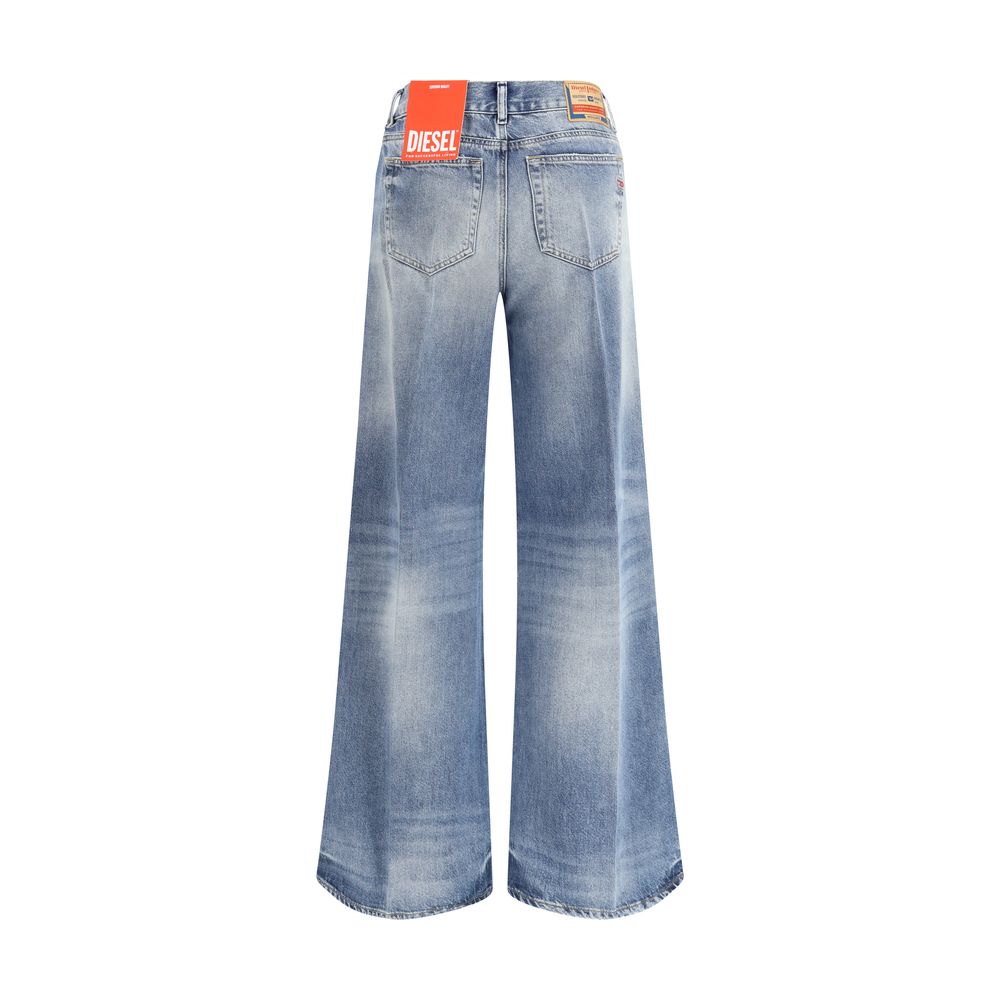 Jeans bootcut en coton bleu Diesel, style décontracté, avec coupe classique et détails de couture visibles.