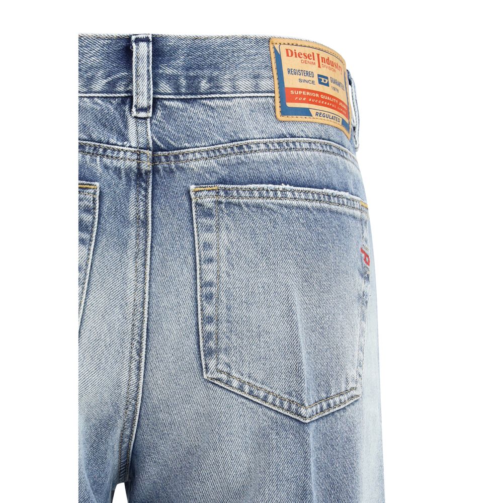 Jeans bootcut en coton bleu Diesel, coupe classique, détails de couture visibles, tissu durable et style décontracté.