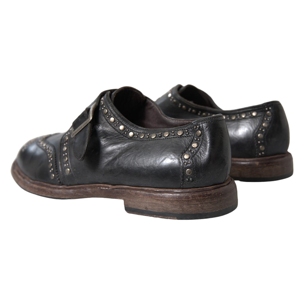 Chaussures habillées en cuir noir de style monk strap avec clous, par Dolce & Gabbana, vues de face.