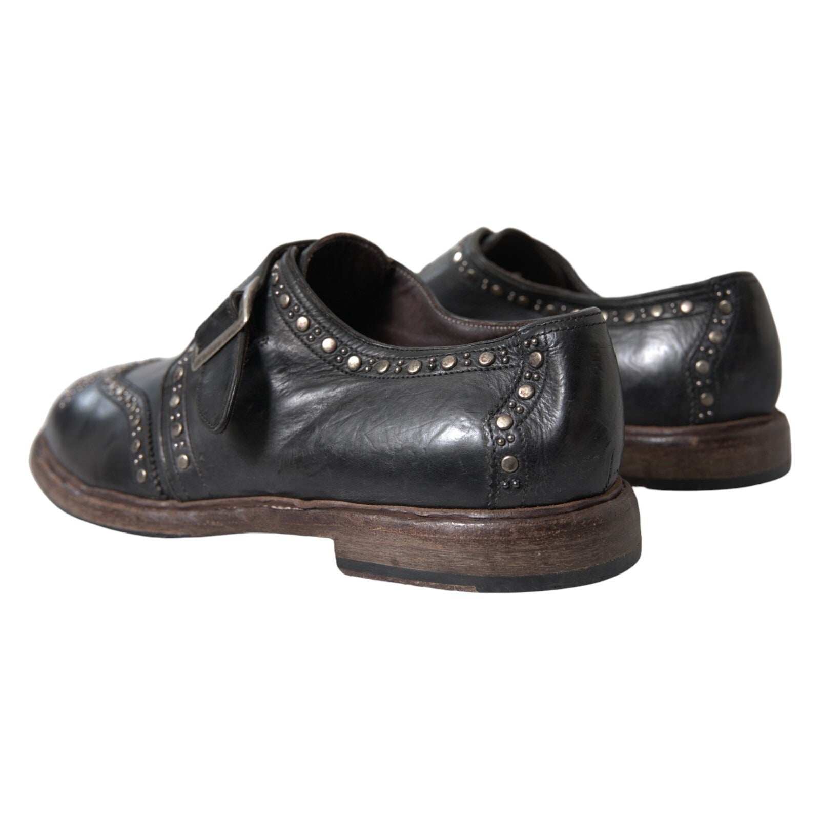 Chaussures habillées en cuir noir de style monk strap avec clous, par Dolce & Gabbana, vues de face.