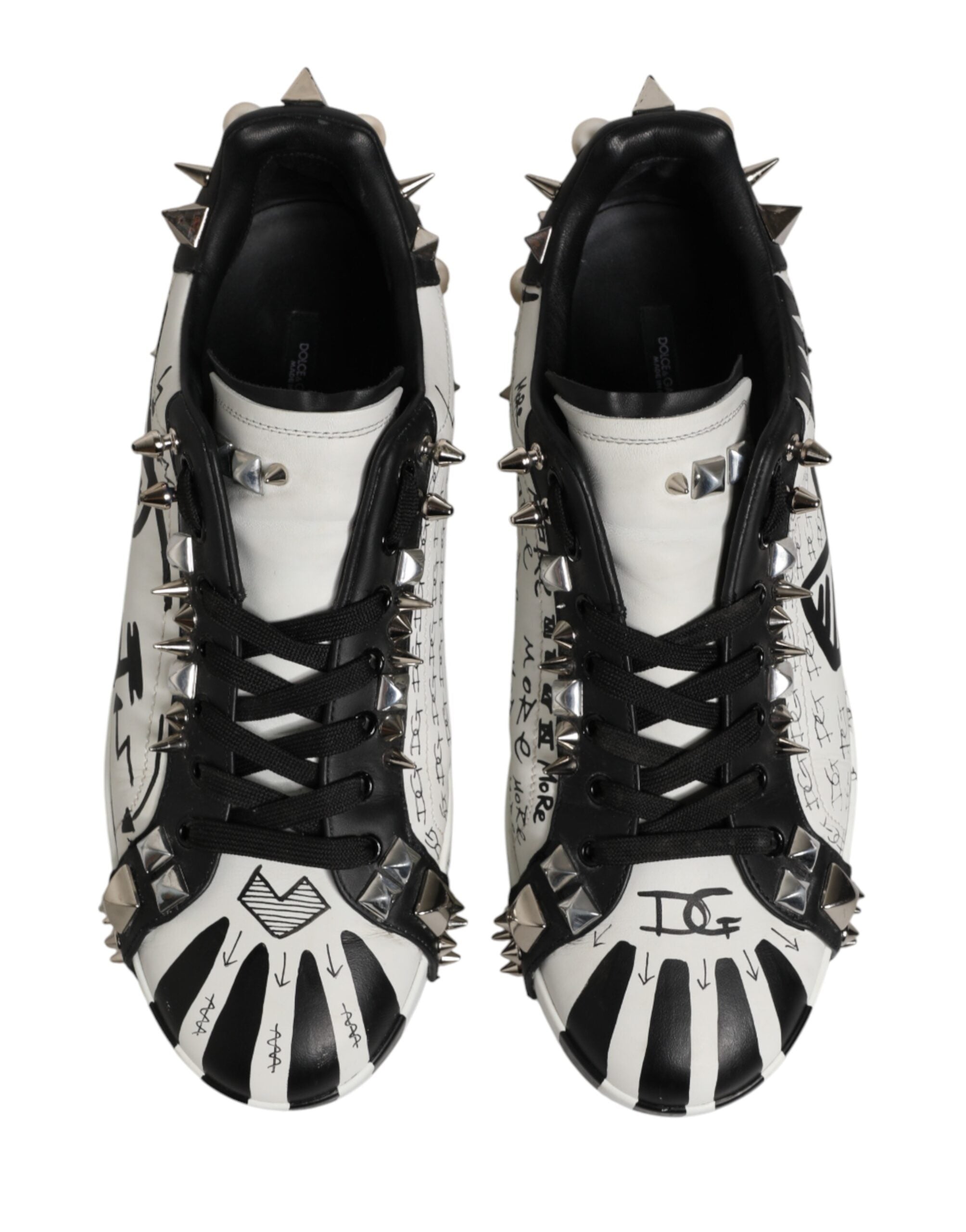 Chaussures sneakers basses Dolce & Gabbana noires et blanches avec clous, décontractées et modernes.