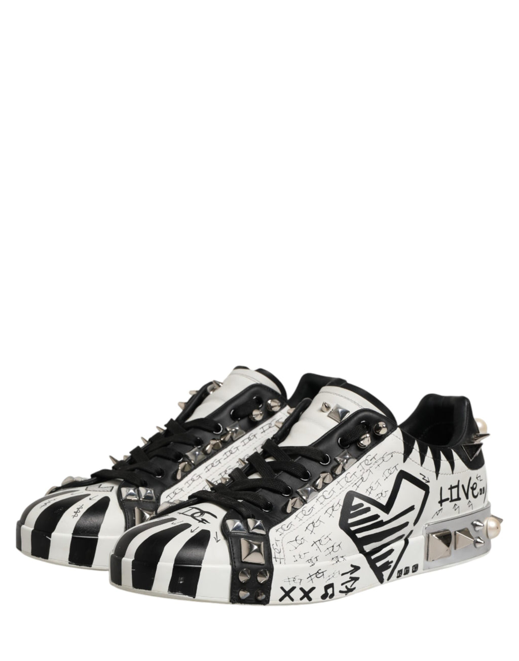 Chaussures sneakers basses Dolce & Gabbana noires et blanches à clous, vue de face avec détails de la semelle et du design.