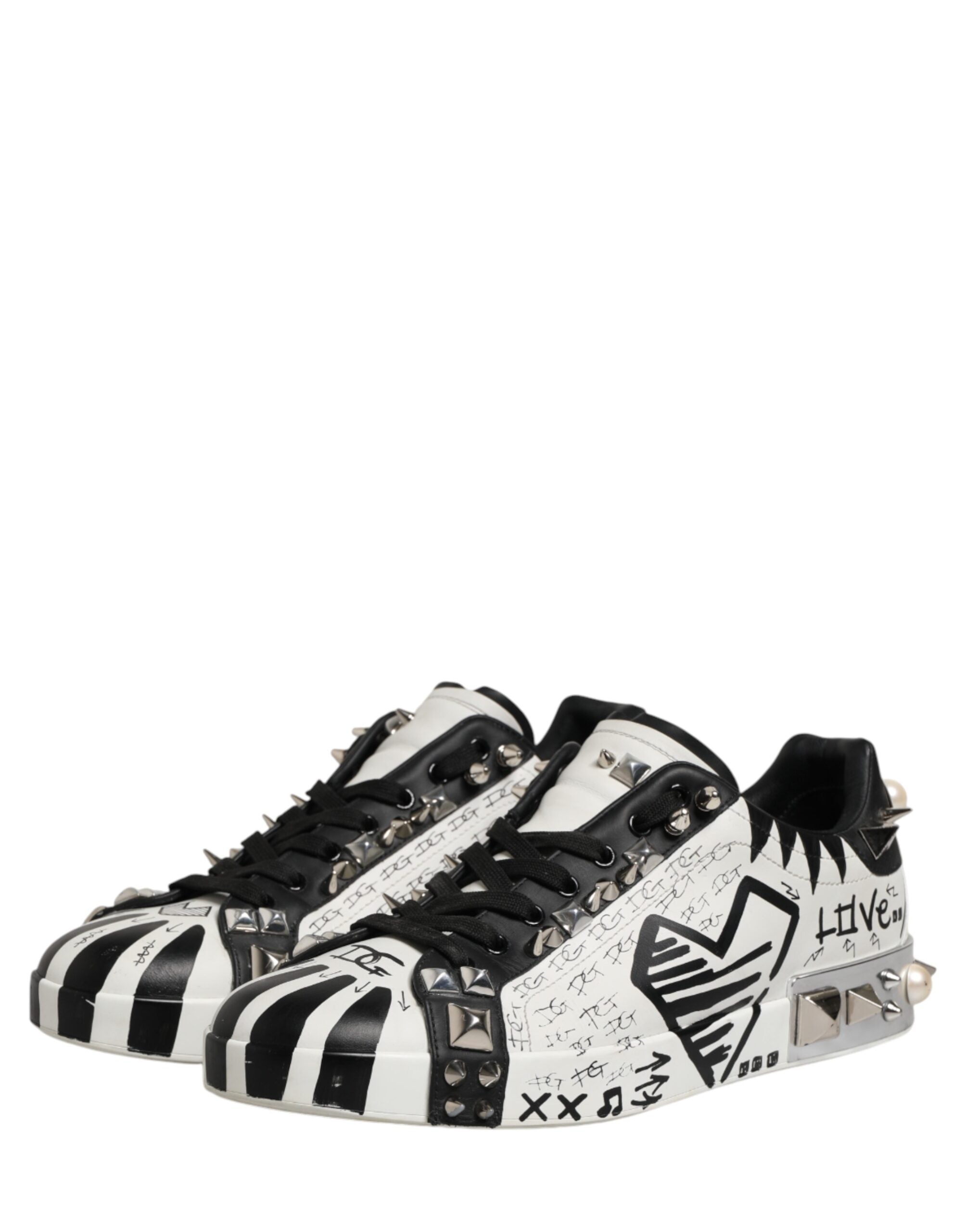 Chaussures sneakers basses Dolce & Gabbana noires et blanches à clous, vue de face avec détails de la semelle et du design.