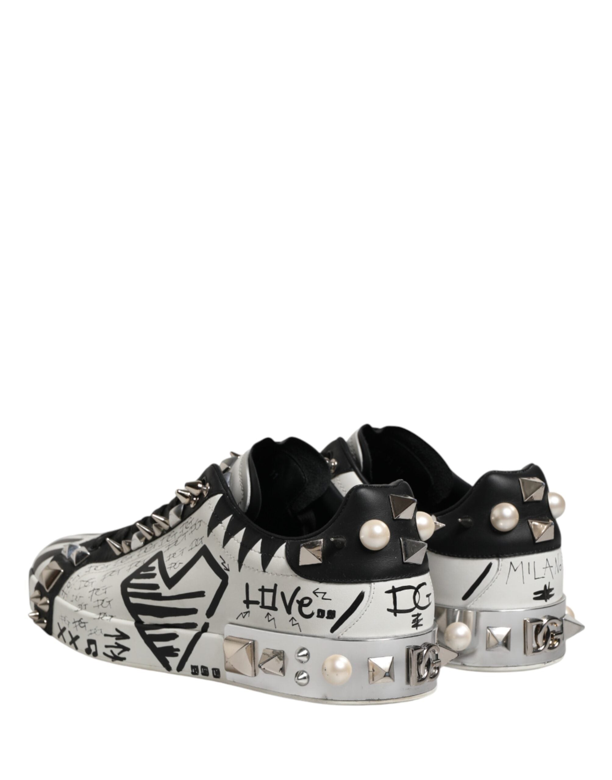 Chaussures sneakers basses Dolce & Gabbana noires et blanches à clous, style décontracté et tendance.