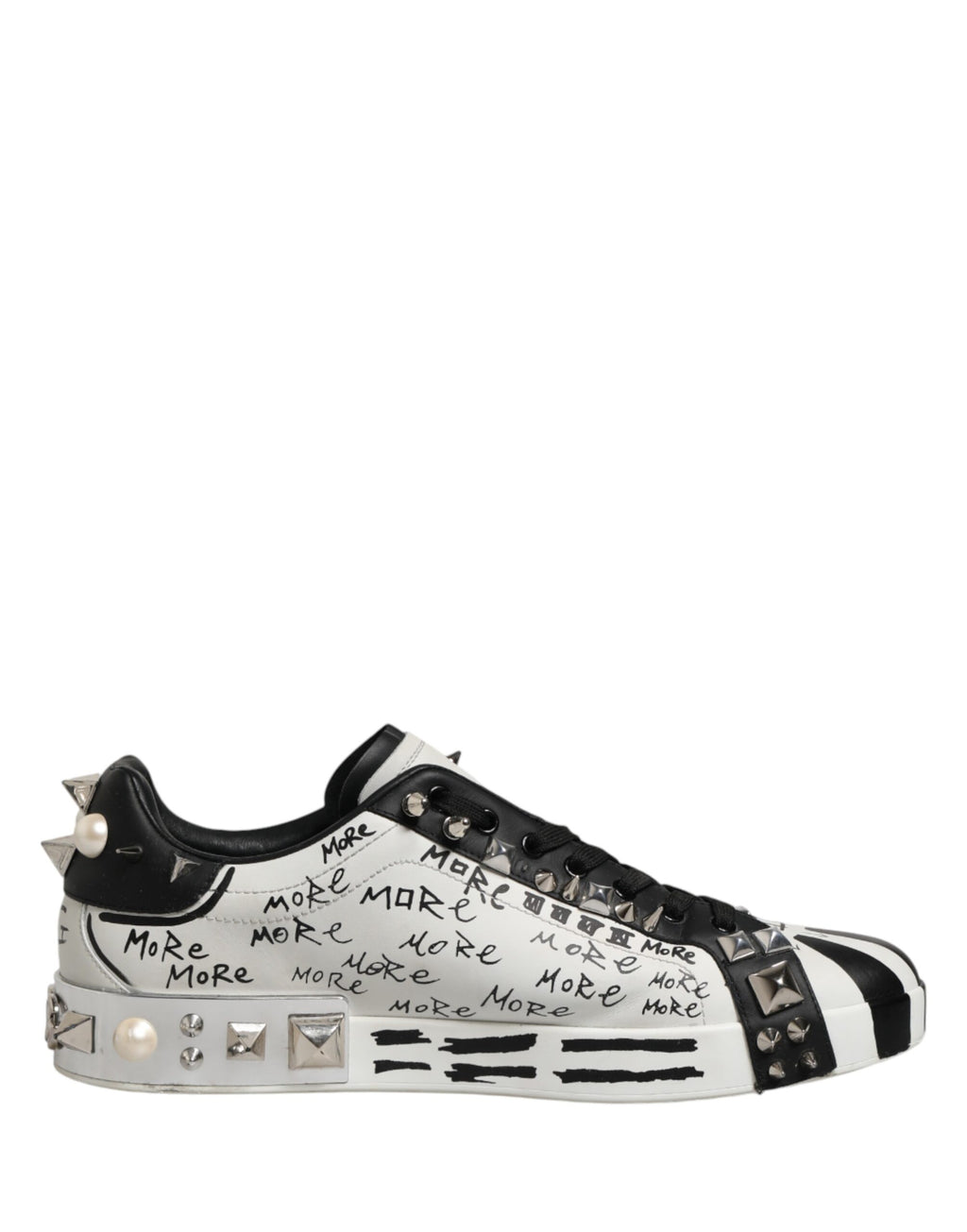 Chaussures sneakers basses Dolce & Gabbana noires et blanches avec clous, vue de face, en gros plan.