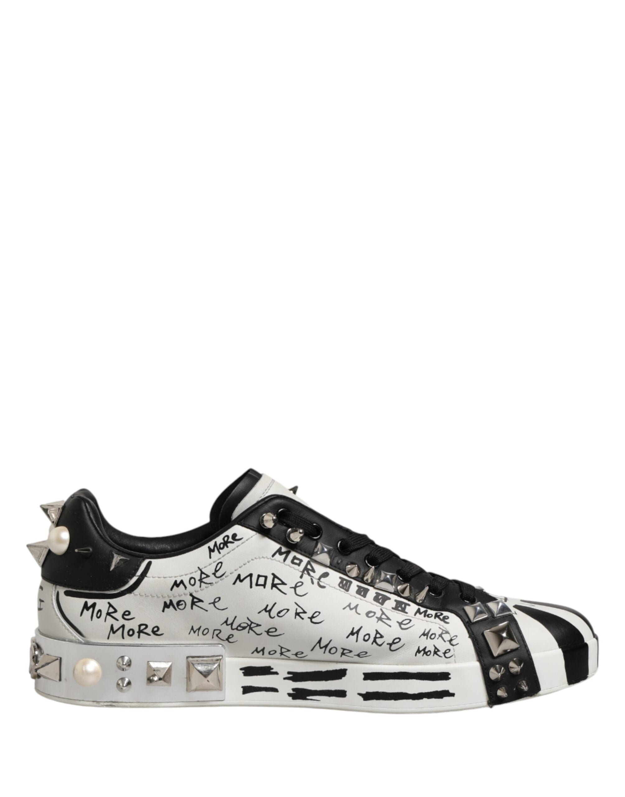 Chaussures sneakers basses Dolce & Gabbana noires et blanches avec clous, vue de face, en gros plan.