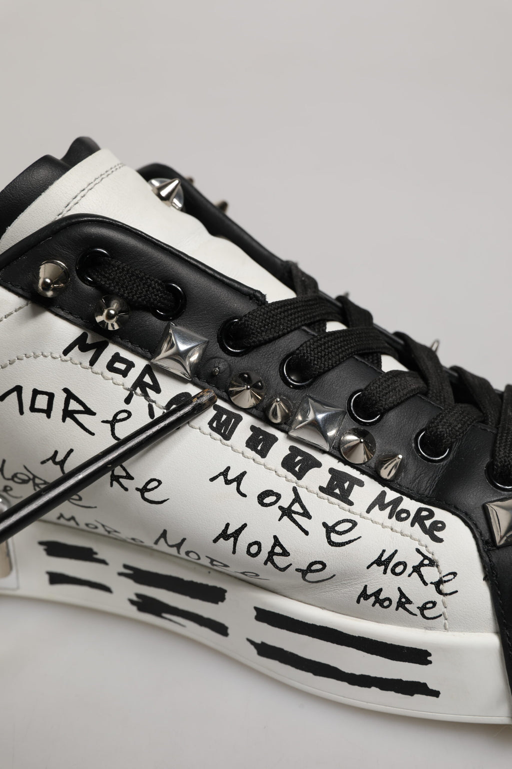 Chaussures sneakers basses Dolce & Gabbana noires et blanches à clous, style décontracté et mode.