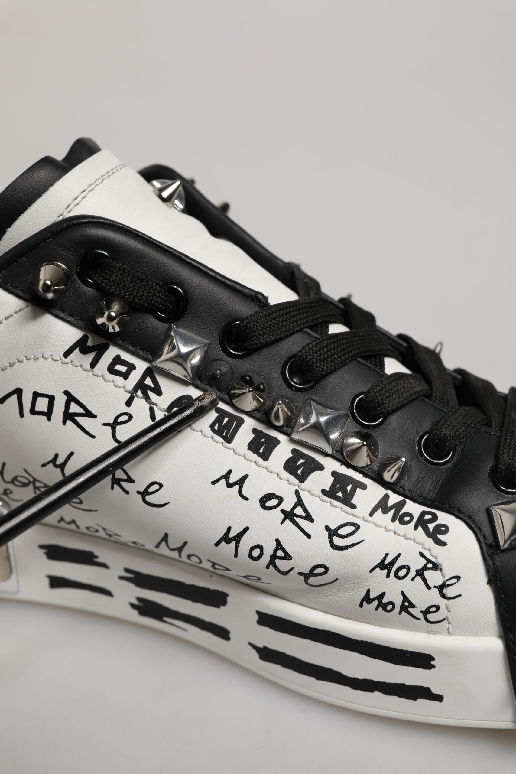Chaussures sneakers basses Dolce & Gabbana noires et blanches à clous, style décontracté et mode.