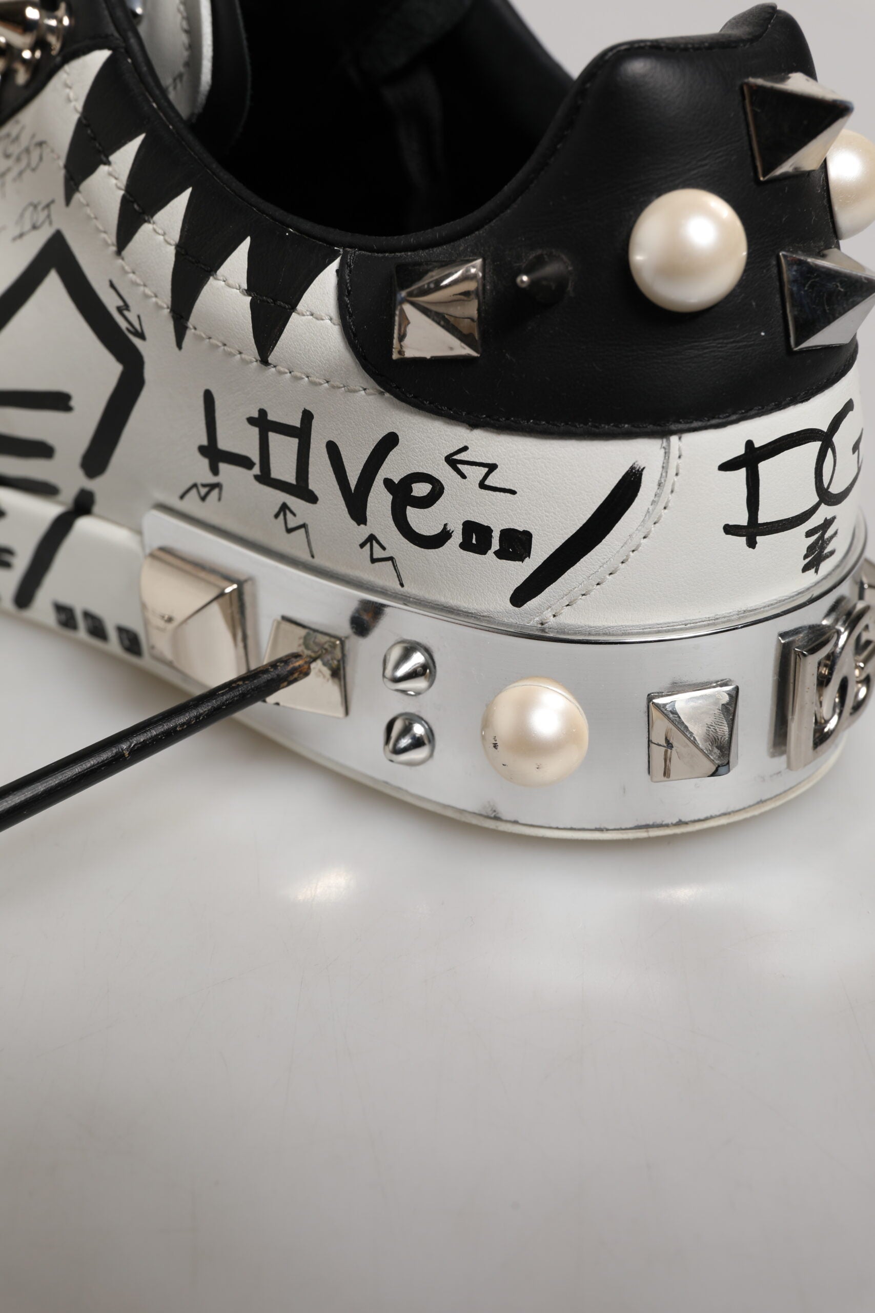 Baskets basses Dolce & Gabbana noires et blanches avec clous, style décontracté et tendance, vue de face.