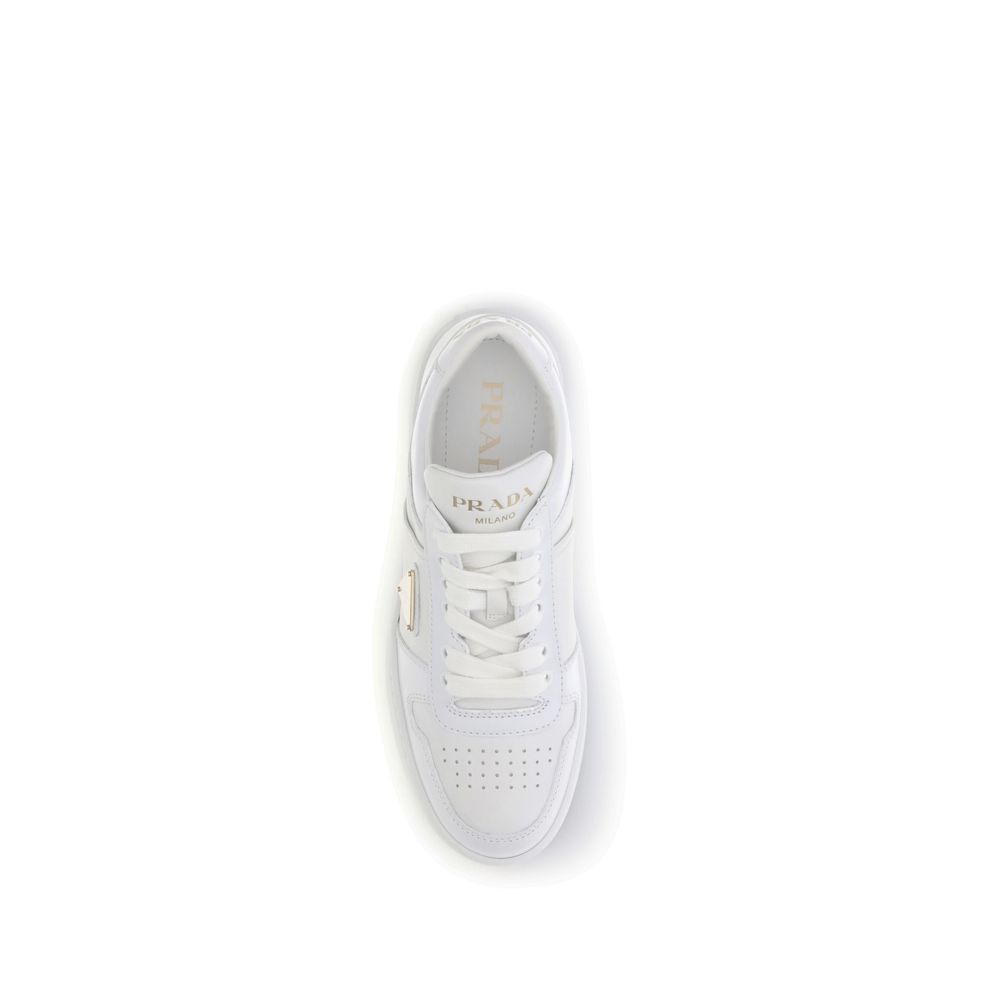 Sneakers Prada Bos Taurus en cuir de veau blanc avec plateforme, style moderne et confortable, vue de face.