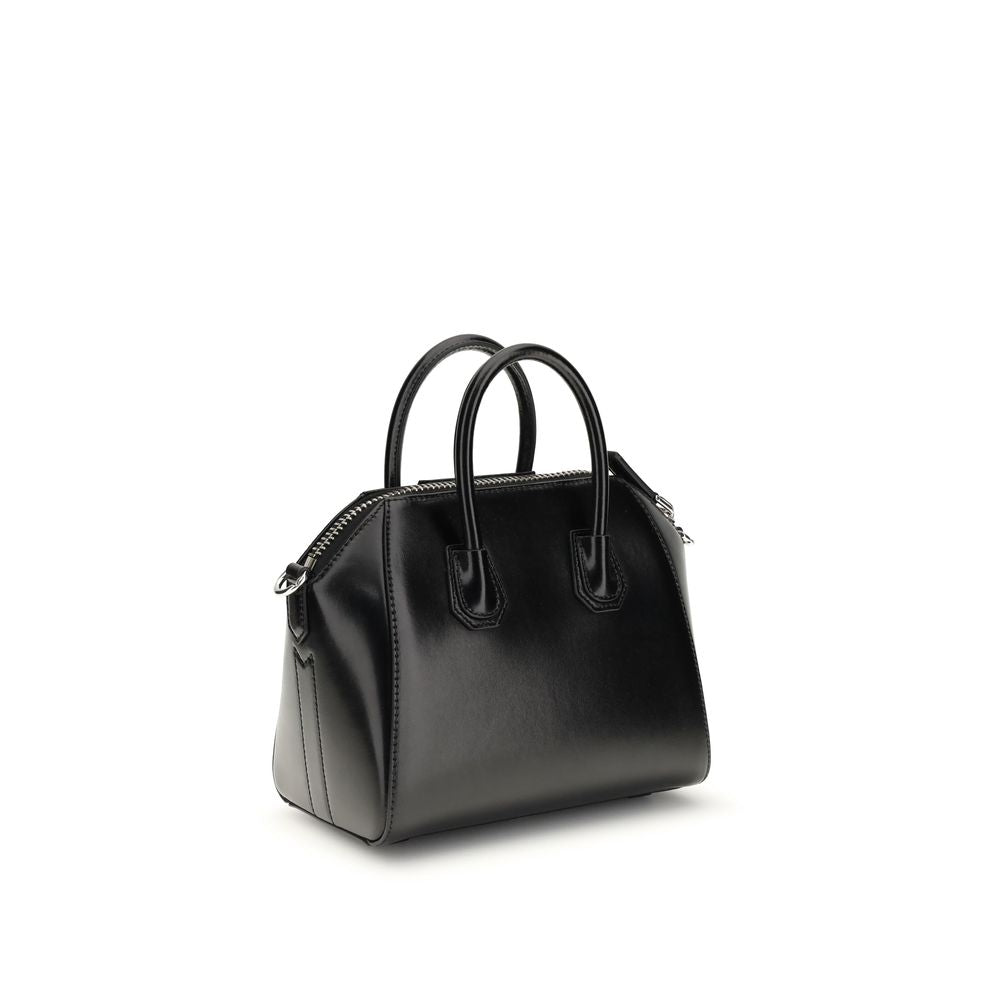 Sac à main Givenchy Bos Taurus en cuir de veau noir, design élégant avec détails sophistiqués, vue de face.