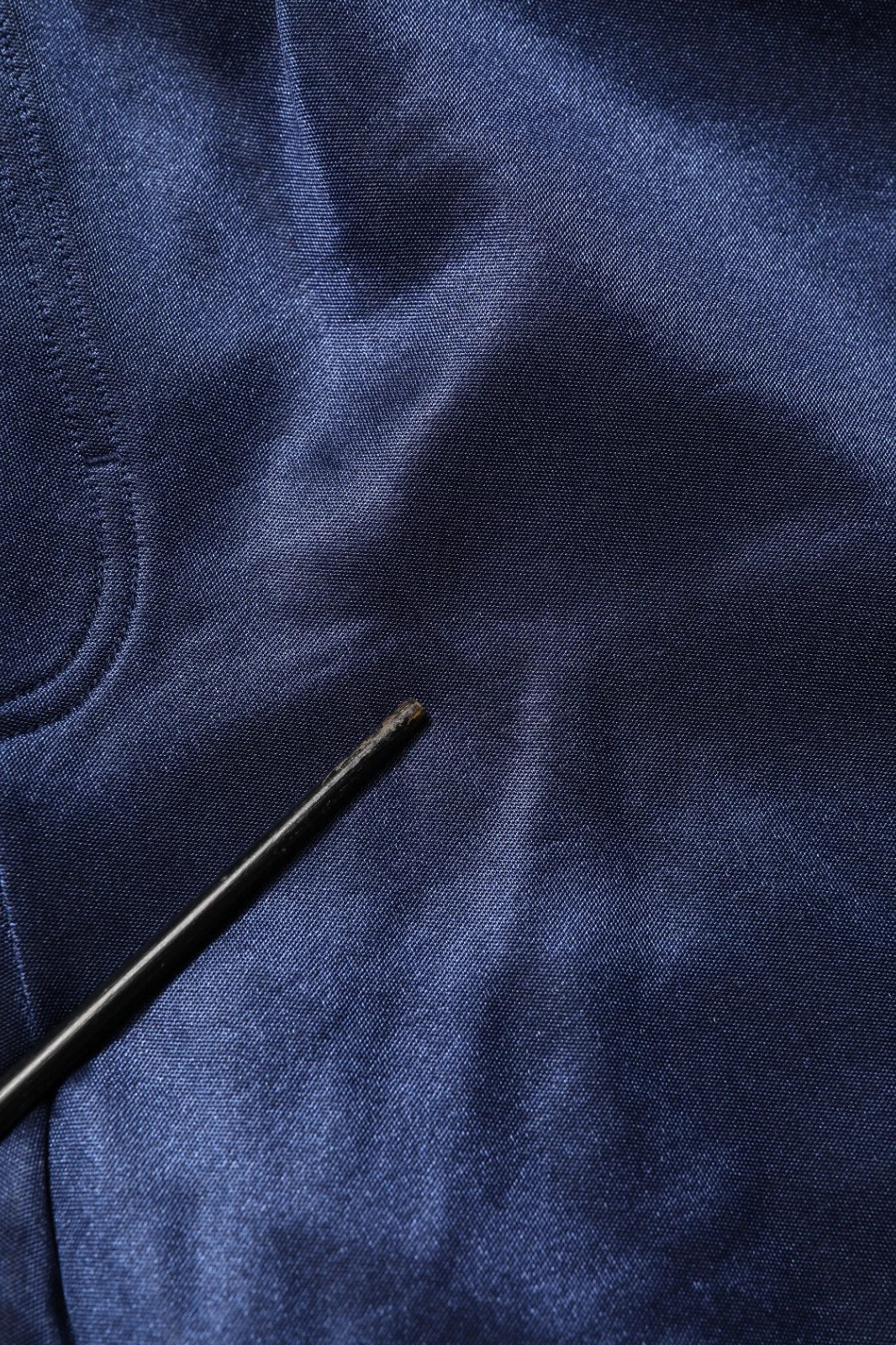 Pantalon jogger en nylon bleu Dolce & Gabbana, taille mi-haute, style décontracté et moderne, vue de face.