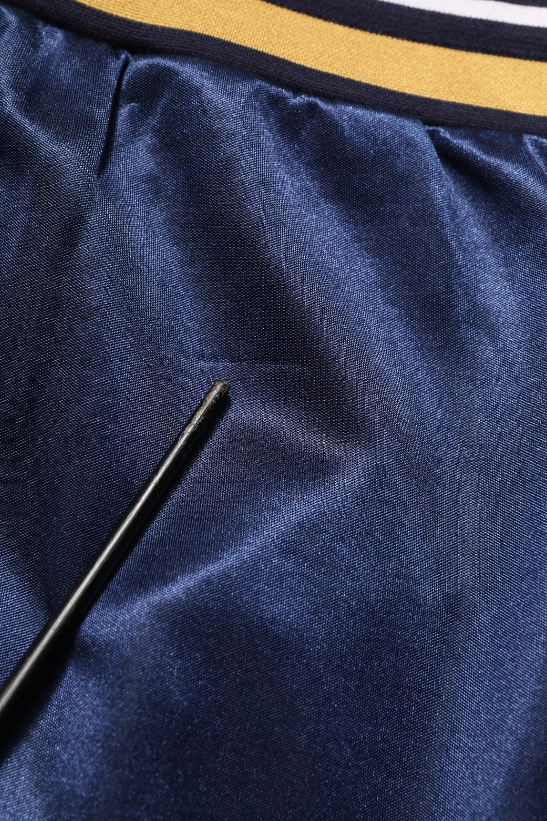 Pantalon jogging nylon bleu Dolce & Gabbana, taille mi-haute, style décontracté et moderne, vue de face.