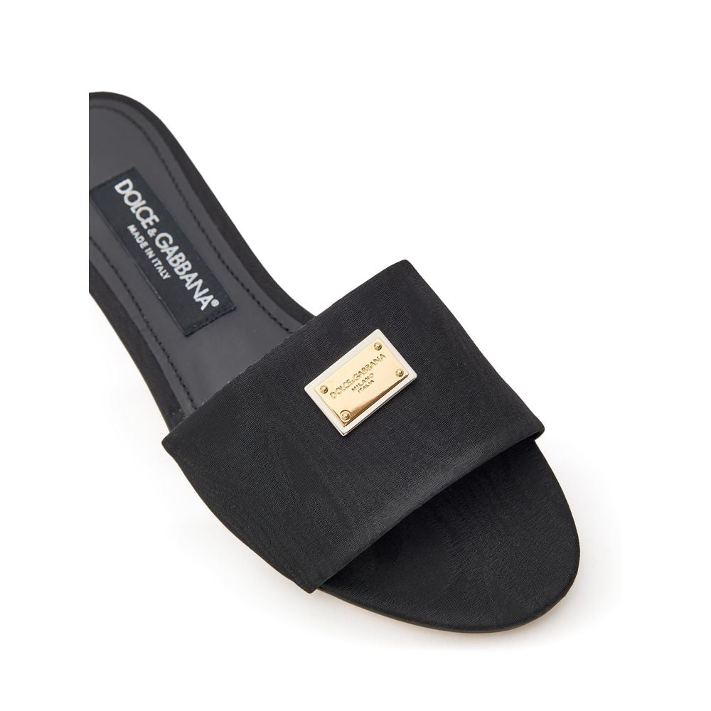 Pantoufles en polyester noir de Dolce & Gabbana avec logo, vue de face, confort et élégance pour homme.