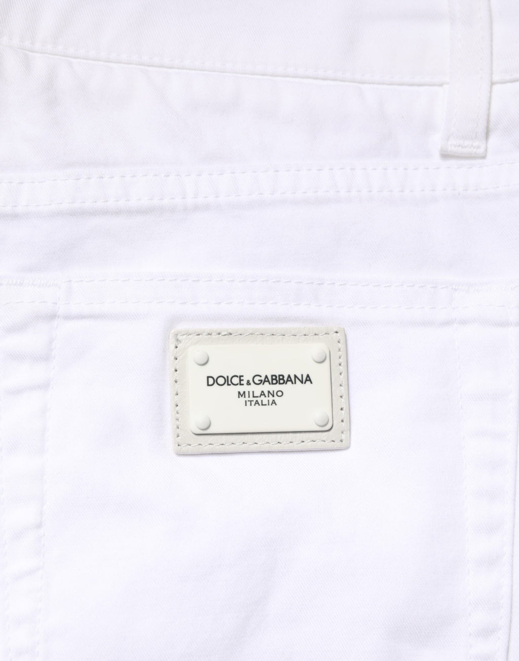 Jeans homme Dolce & Gabbana en coton blanc stretch skinny denim, visible avec coupe ajustée et détails de la marque.