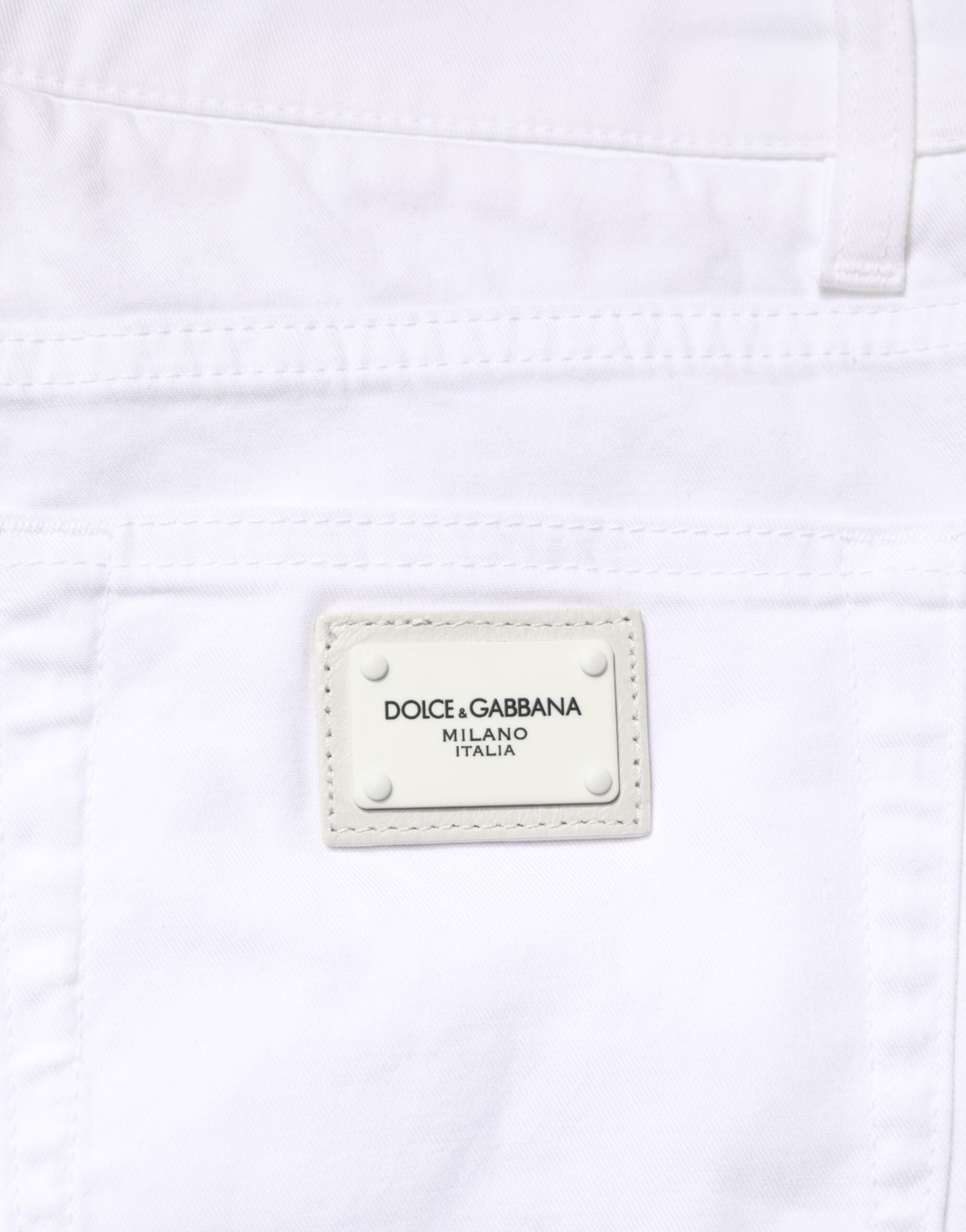 Jeans homme Dolce & Gabbana en coton blanc stretch skinny denim, visible avec coupe ajustée et détails de la marque.
