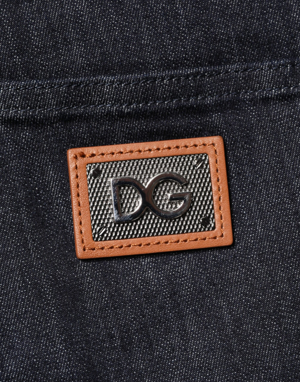 Jeans homme Dolce & Gabbana en denim noir extensible en coton skinny ajusté, visible en détail sur l'image.