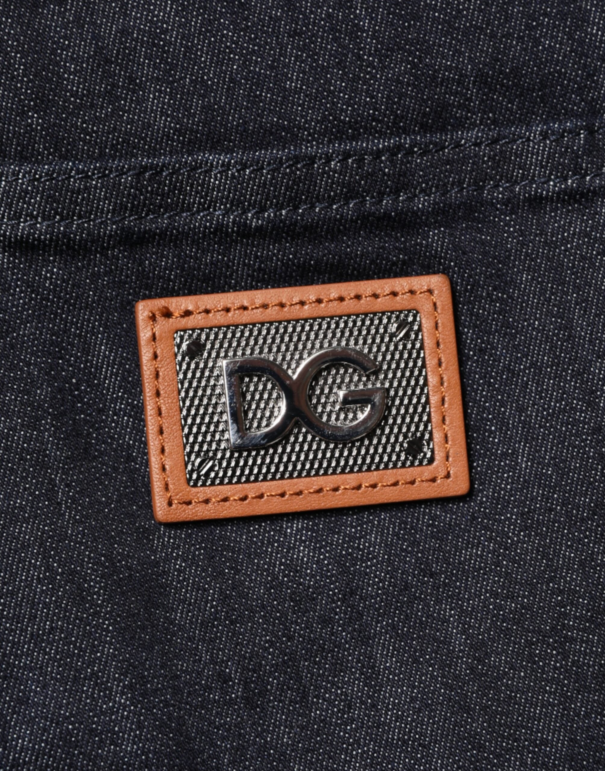 Jeans homme Dolce & Gabbana en denim noir extensible en coton skinny ajusté, visible en détail sur l'image.