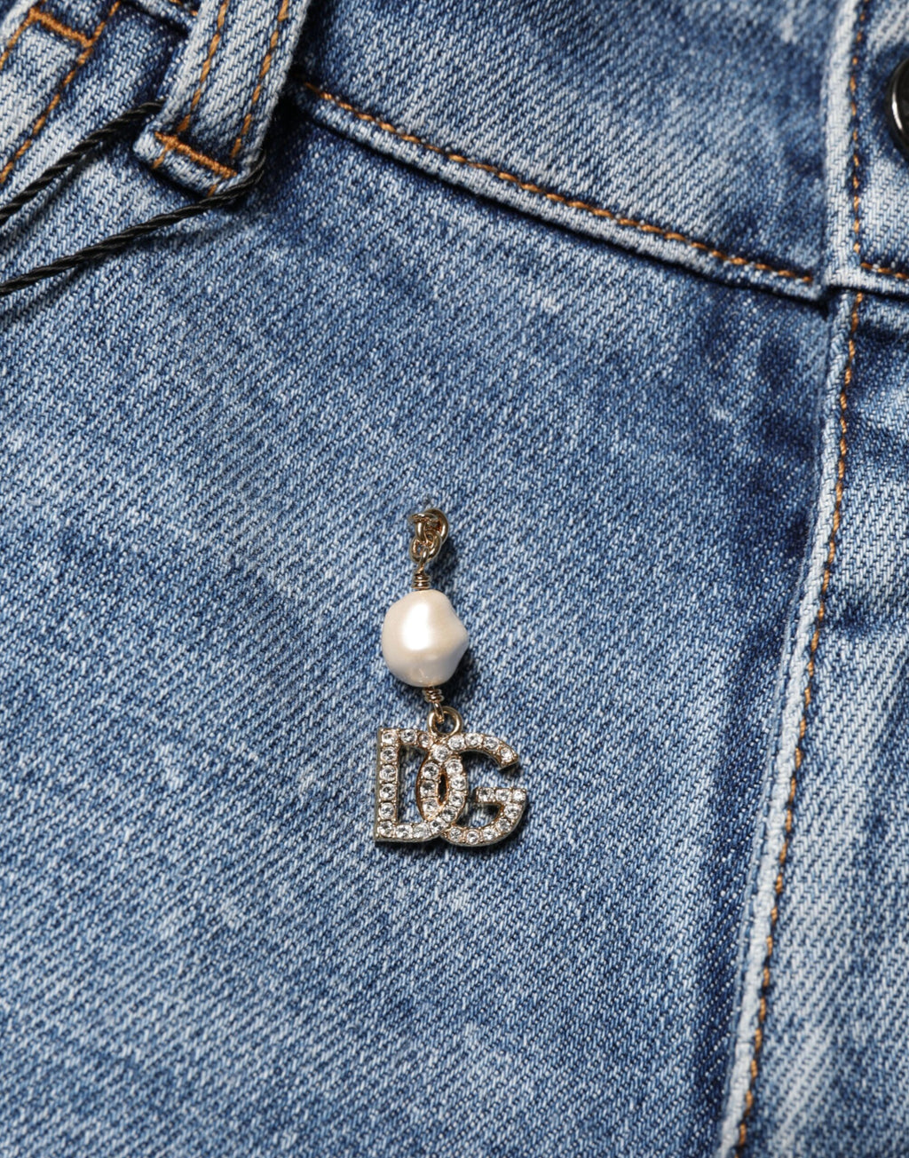 Jeans skinny en denim coton bleu Dolce & Gabbana avec embellissements, visibles sur l'image.