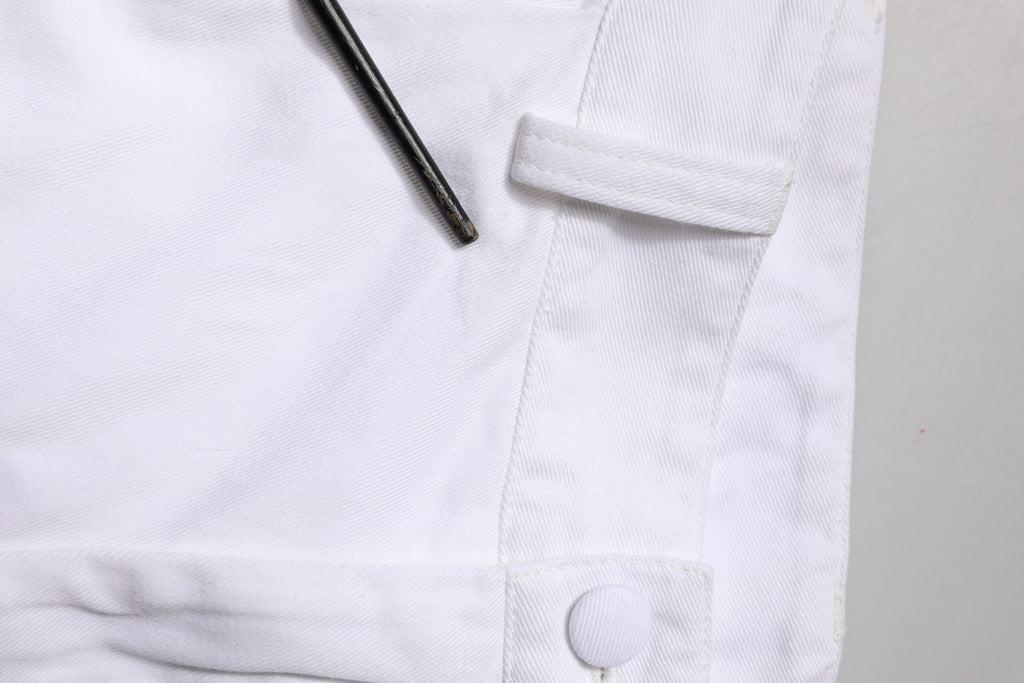 Pantalon cargo en denim blanc pour homme de Dolce & Gabbana, vue de face, détails des poches et coupe moderne.