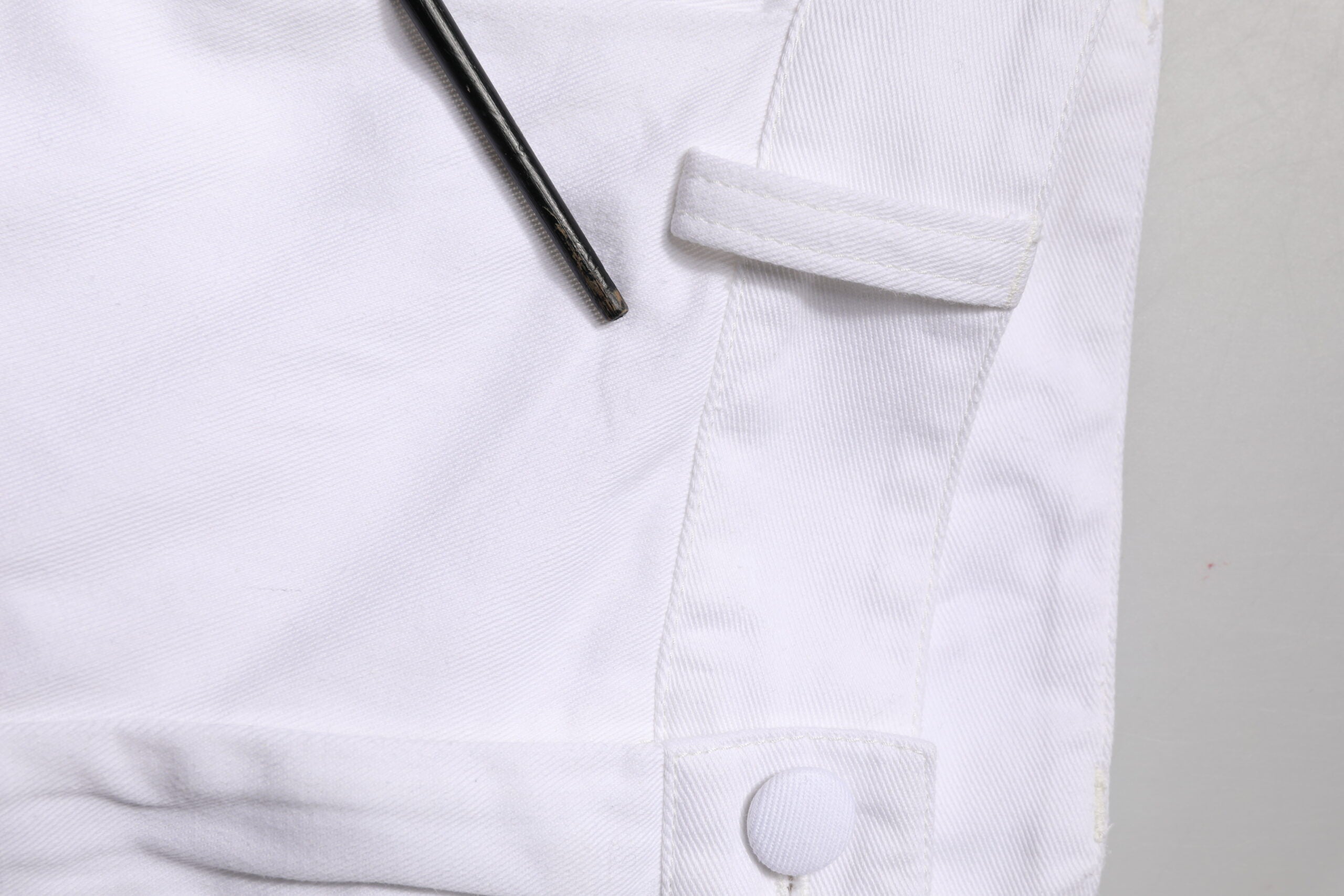 Pantalon cargo en denim blanc pour homme de Dolce & Gabbana, vue de face, détails des poches et coupe moderne.