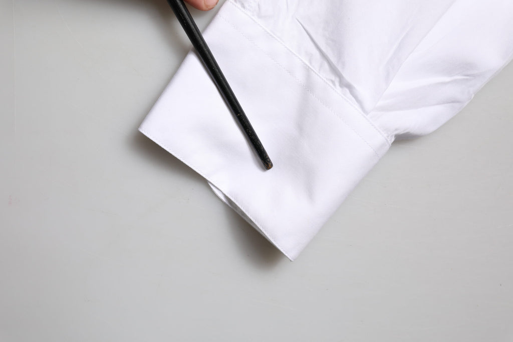 Chemise formelle blanche Dolce & Gabbana à manches longues avec détails dorés, élégante pour occasions spéciales.