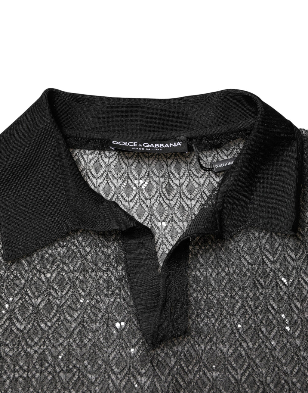 Polo décontracté noir à manches courtes de Dolce & Gabbana, tissu léger et transparent, style élégant et moderne.