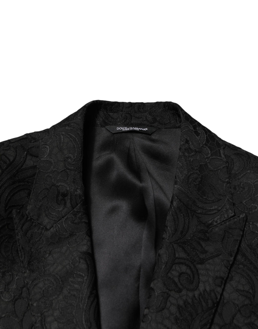 Costume deux pièces en brocart noir Dolce & Gabbana, veste à un bouton et pantalon assorti, élégant et sophistiqué.