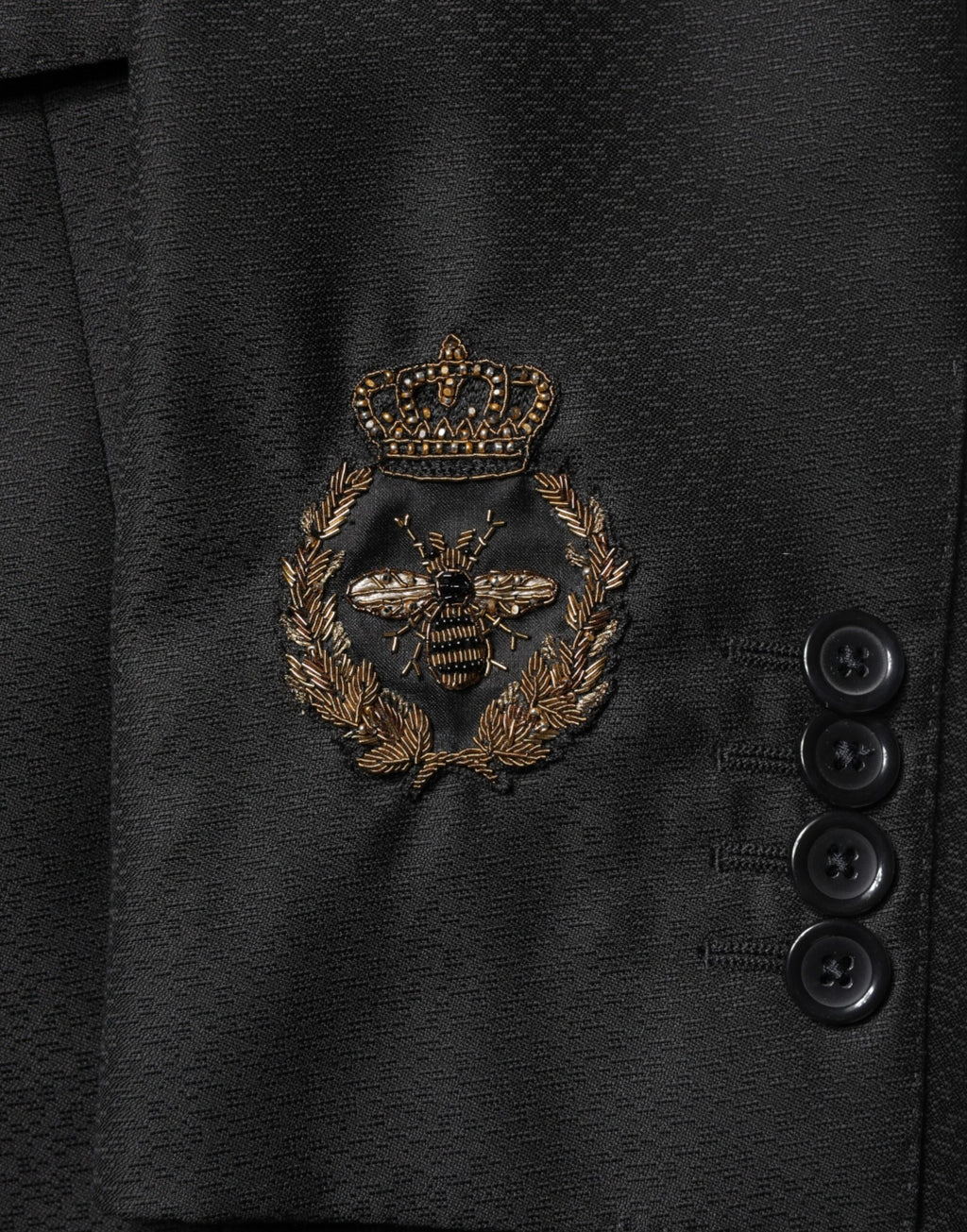 Costume deux pièces Dolce & Gabbana noir avec embellissements et veste croisée, porté en look sophistiqué.