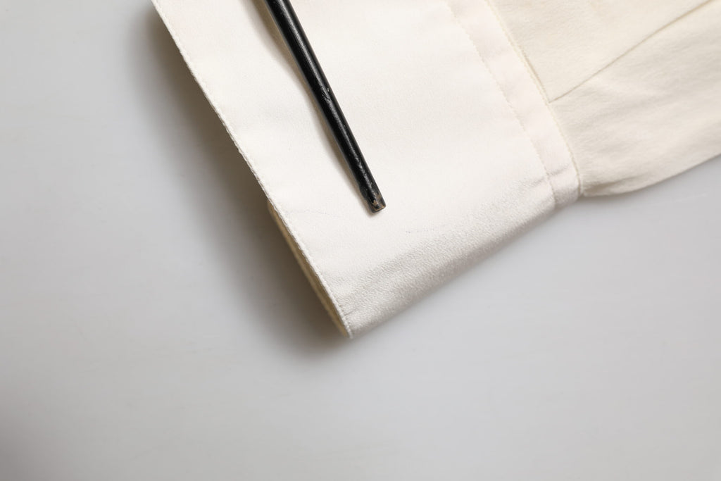 Chemise formelle en soie blanche Dolce & Gabbana pour homme avec détails dorés, élégante et sophistiquée.