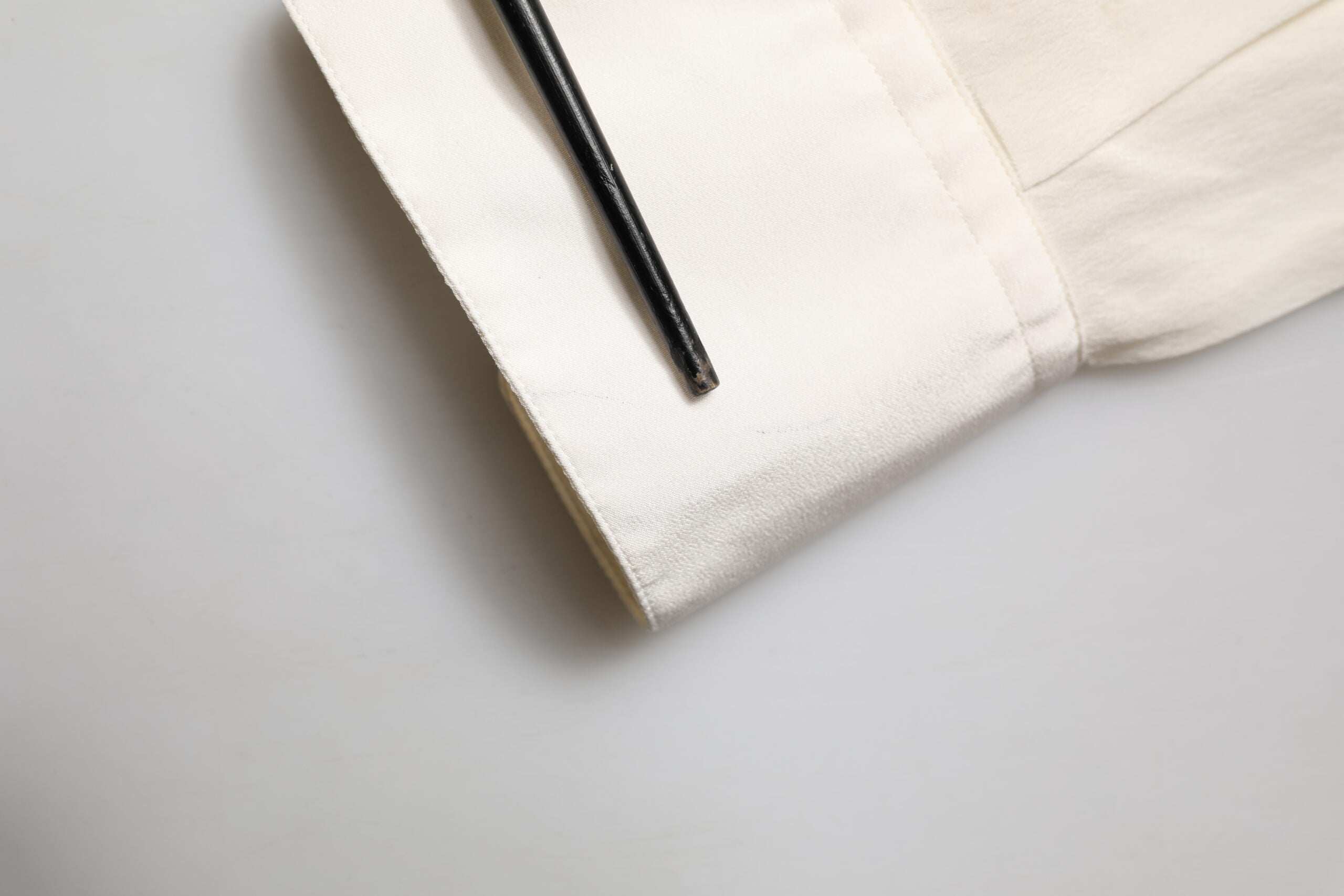Chemise formelle en soie blanche Dolce & Gabbana pour homme avec détails dorés, élégante et sophistiquée.